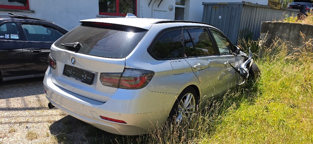 BMW 320i Touring Luxury Line-image-5