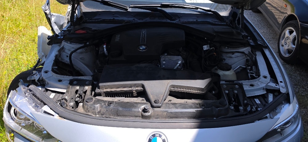 BMW 320i Touring Luxury Line-image-24
