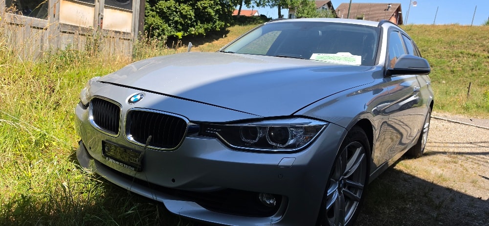 BMW 320i Touring Luxury Line-image-0