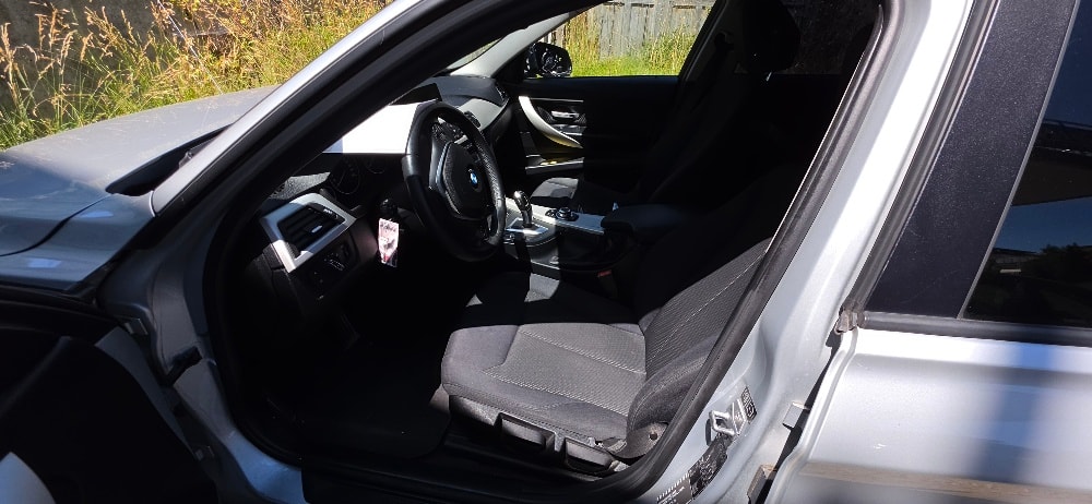 BMW 320i Touring Luxury Line-image-16