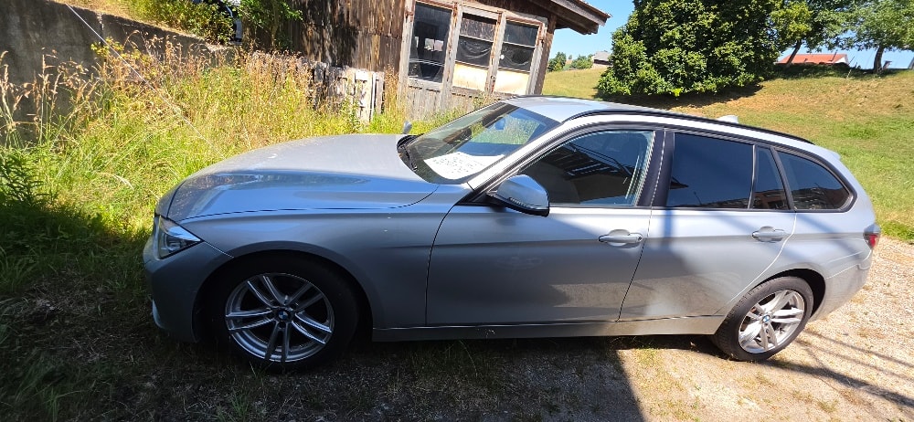 BMW 320i Touring Luxury Line-image-2
