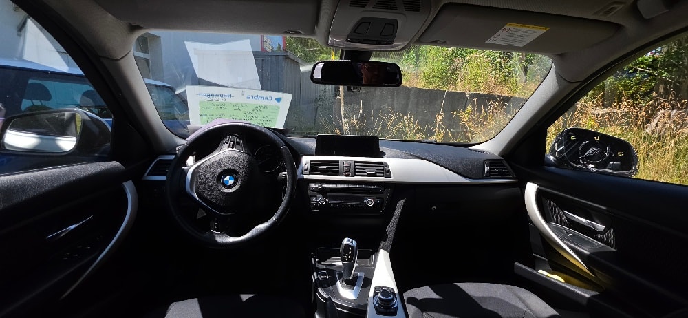 BMW 320i Touring Luxury Line-image-15