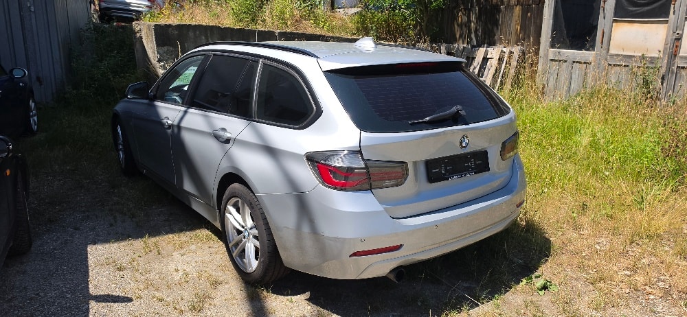 BMW 320i Touring Luxury Line-image-3