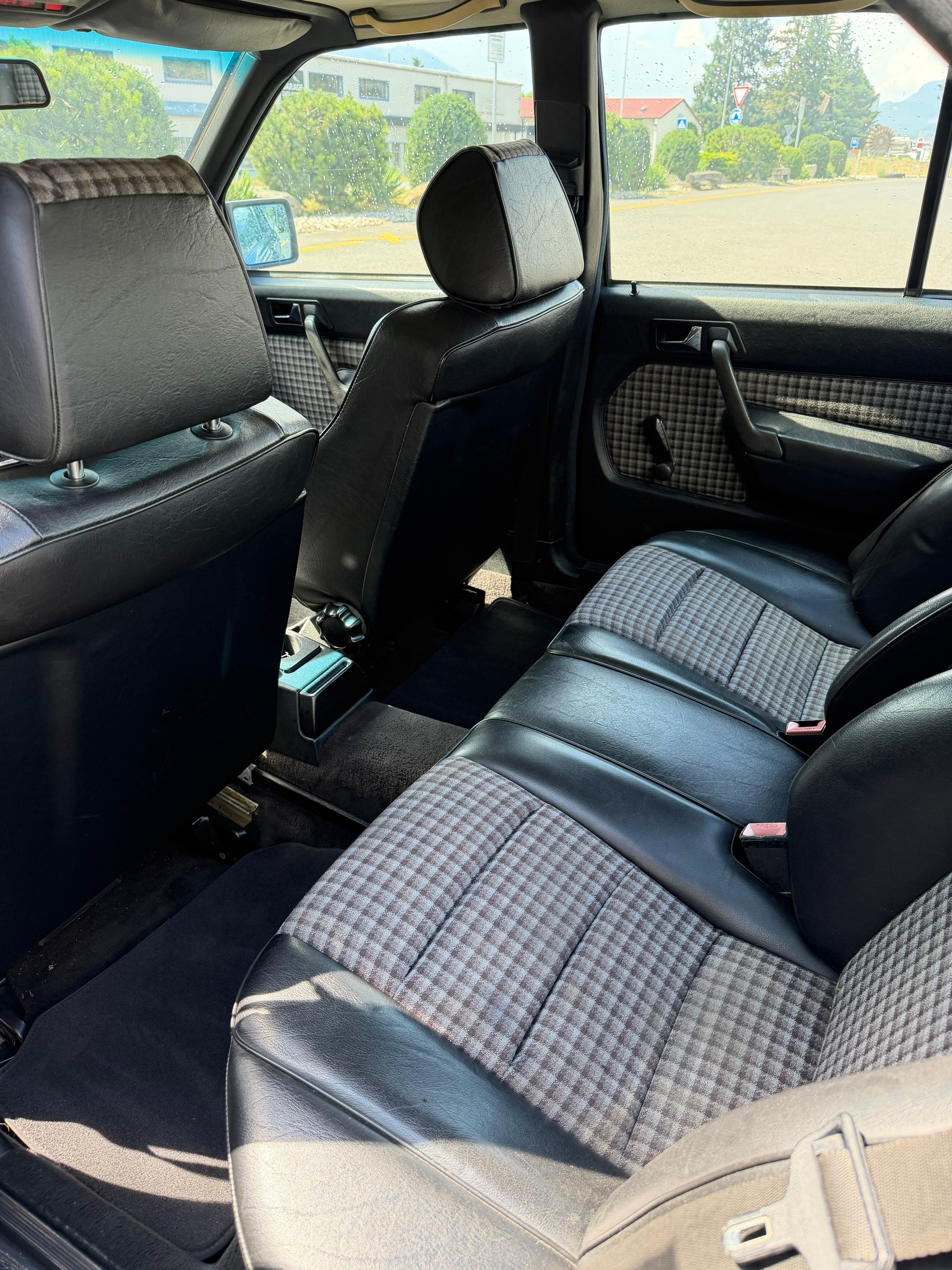 MERCEDES-BENZ 190 E 2.5-16-image-11