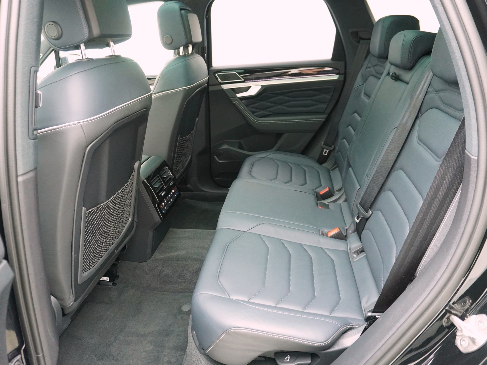 VW Touareg 3.0 TDI R-Line Black Style 4Motion **Vollausstattung**-image-13