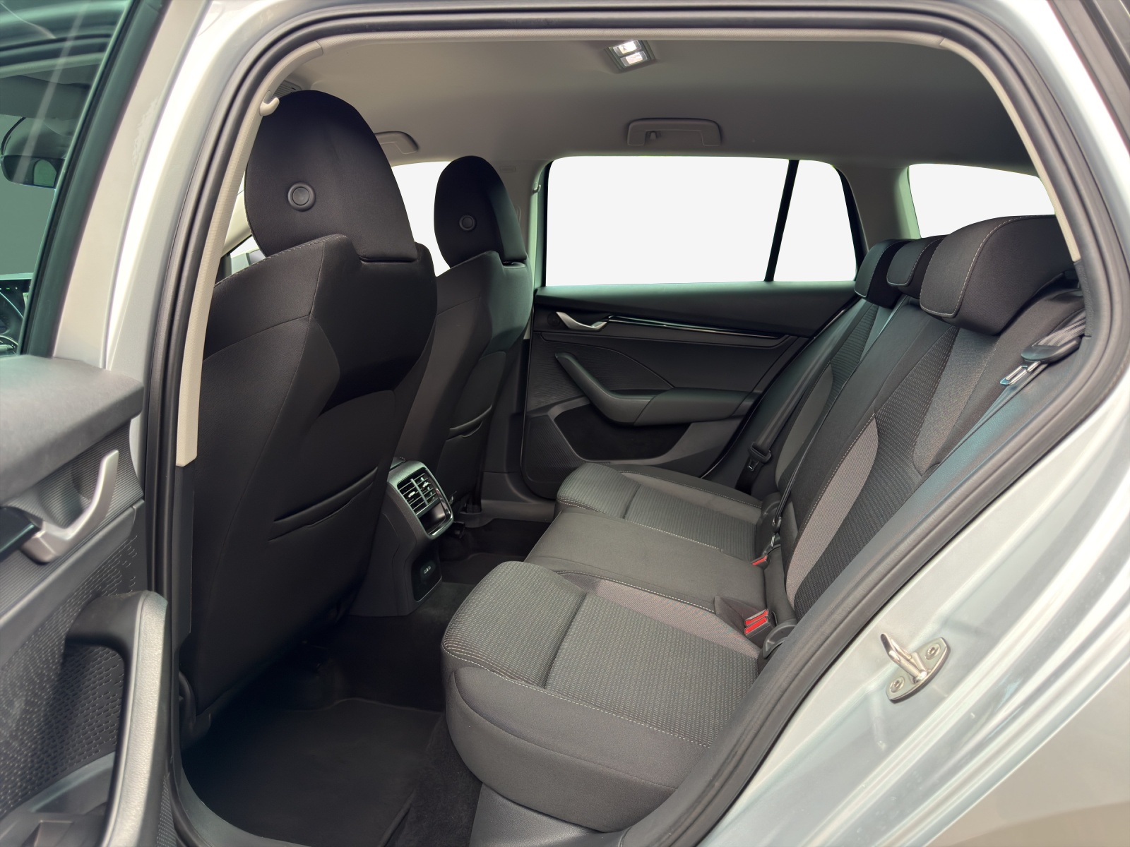 SKODA Octavia Combi 1.5 TSI mHEV DSG Dynamic-image-11