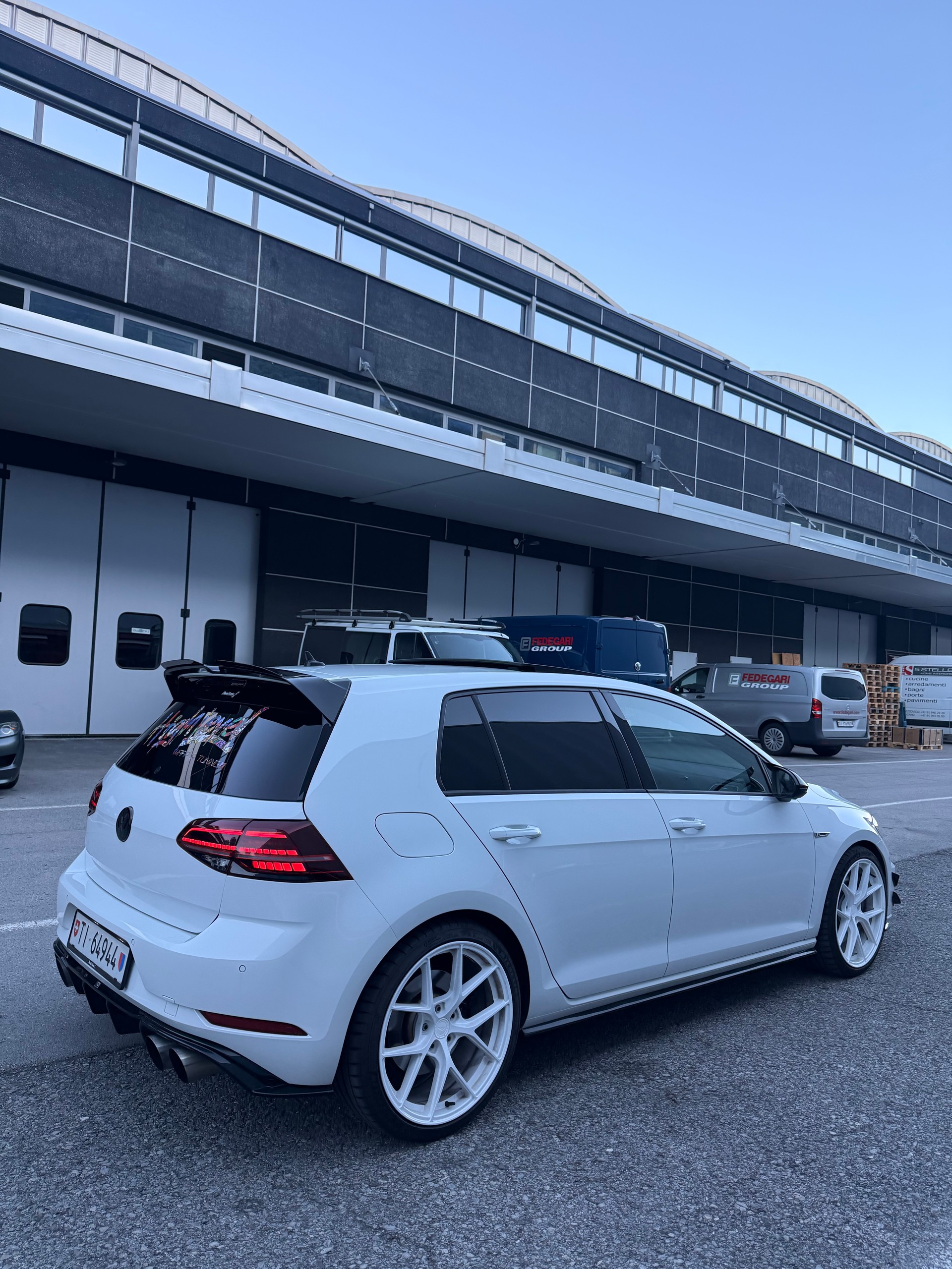 VW Golf 2.0 TSI R 4Motion DSG-image-3