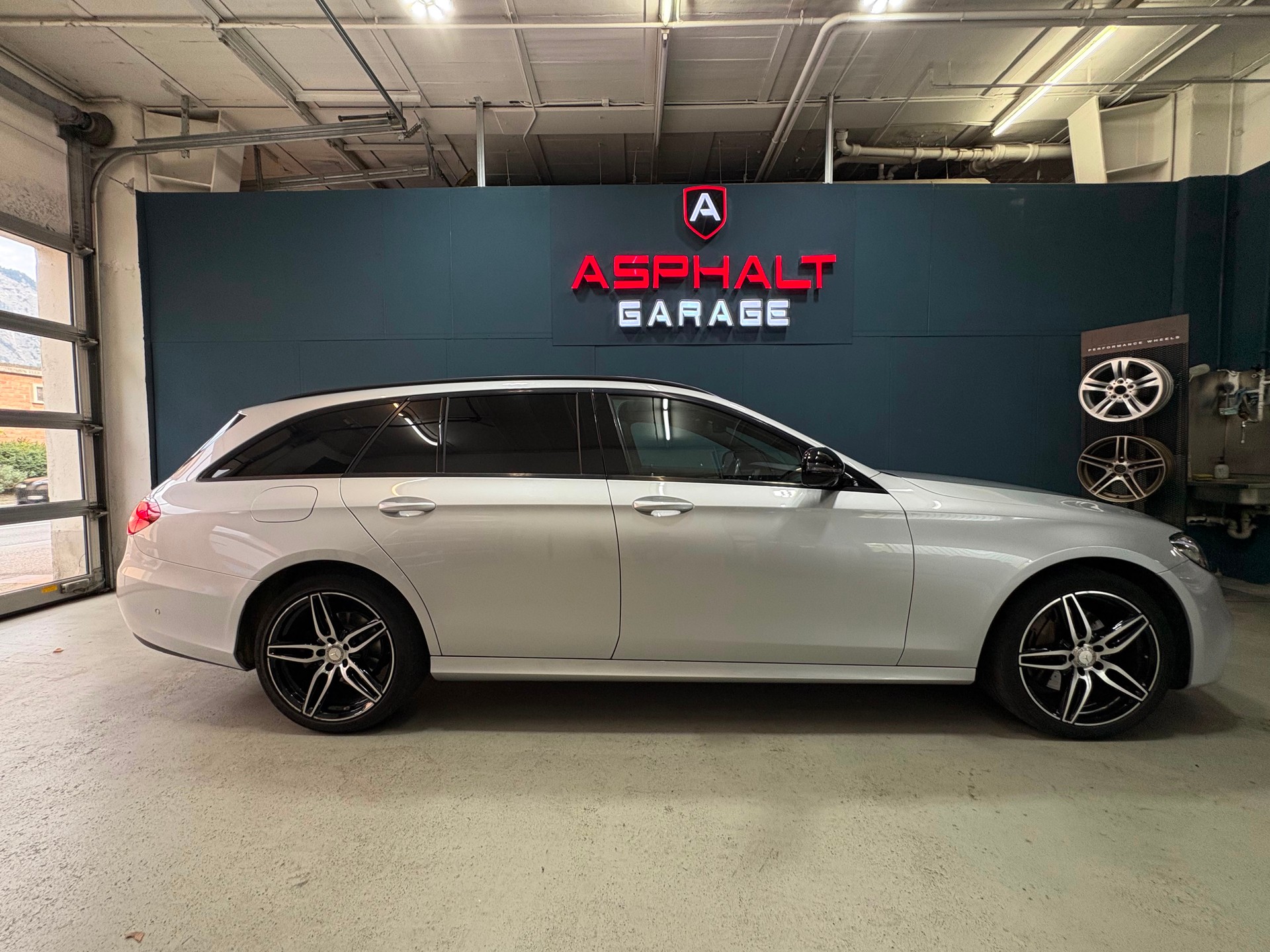 MERCEDES-BENZ E 220 d AMG Line 9G-Tronic-image-2