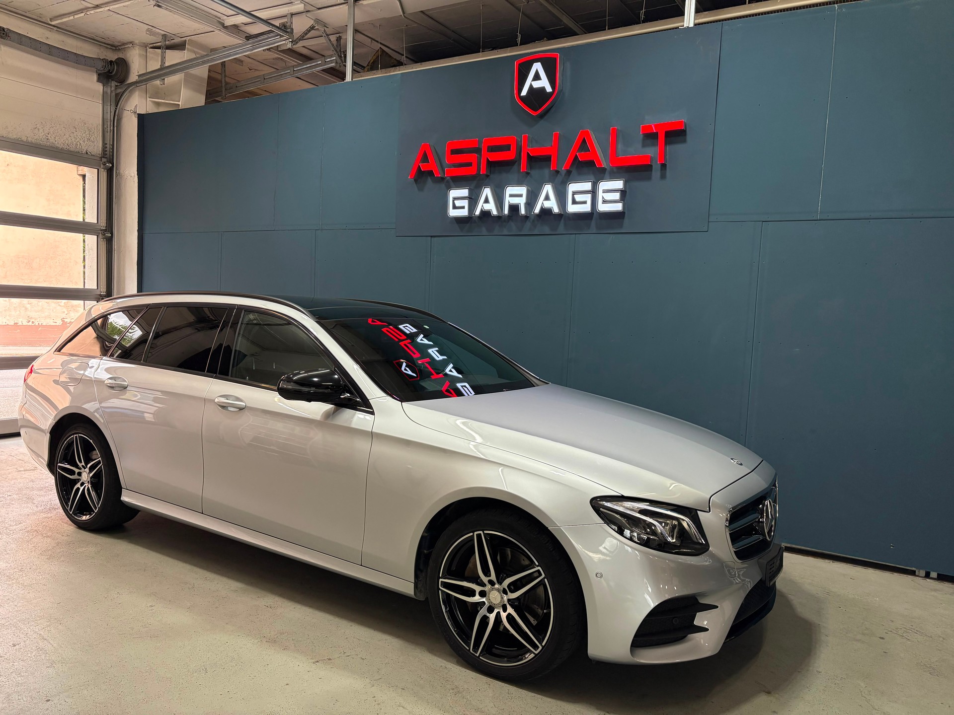 MERCEDES-BENZ E 220 d AMG Line 9G-Tronic-image-1