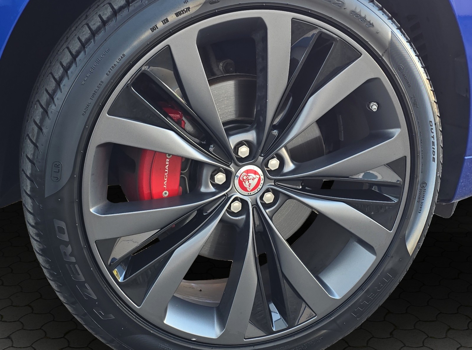 JAGUAR F-Pace 3.0 TD First Edition R-Sport AWD Automatik mit AHK-image-8