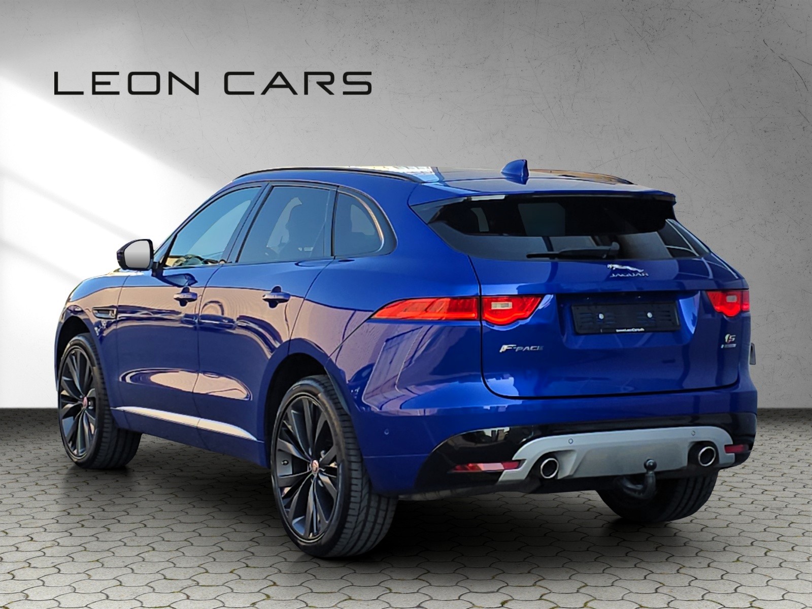JAGUAR F-Pace 3.0 TD First Edition R-Sport AWD Automatik mit AHK-image-4