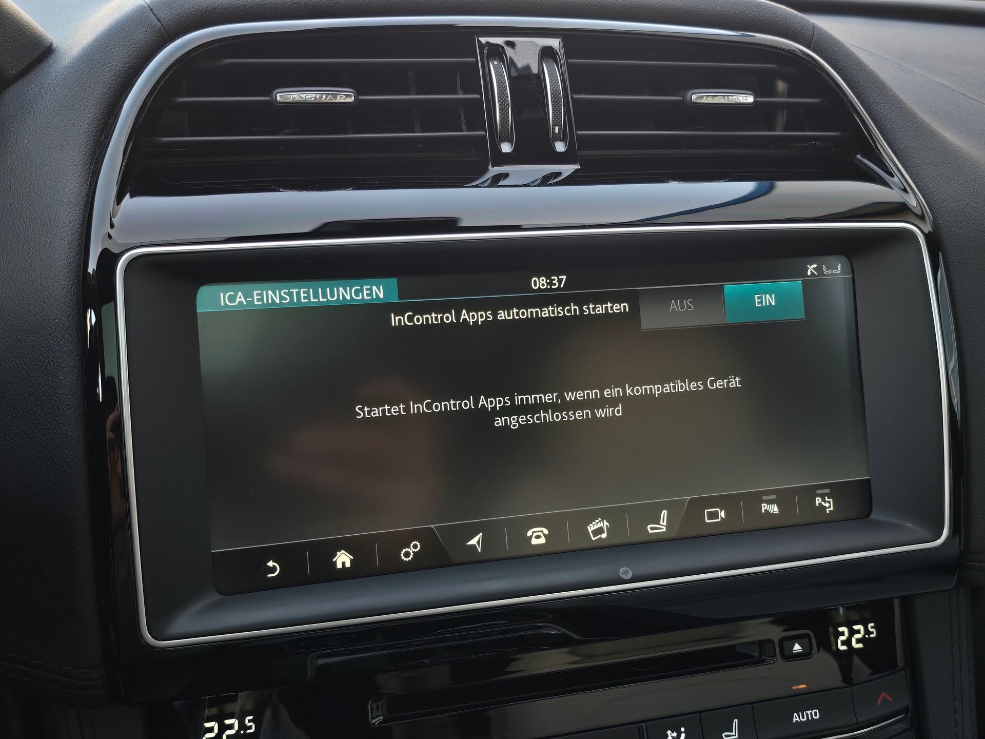 JAGUAR F-Pace 3.0 TD First Edition R-Sport AWD Automatik mit AHK-image-24