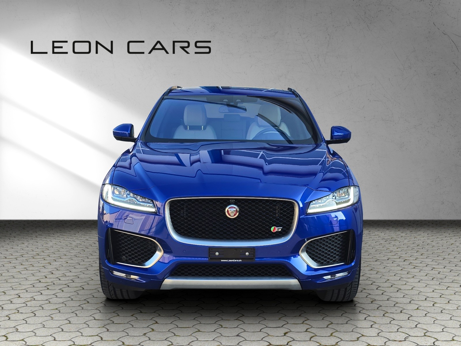 JAGUAR F-Pace 3.0 TD First Edition R-Sport AWD Automatik mit AHK-image-1