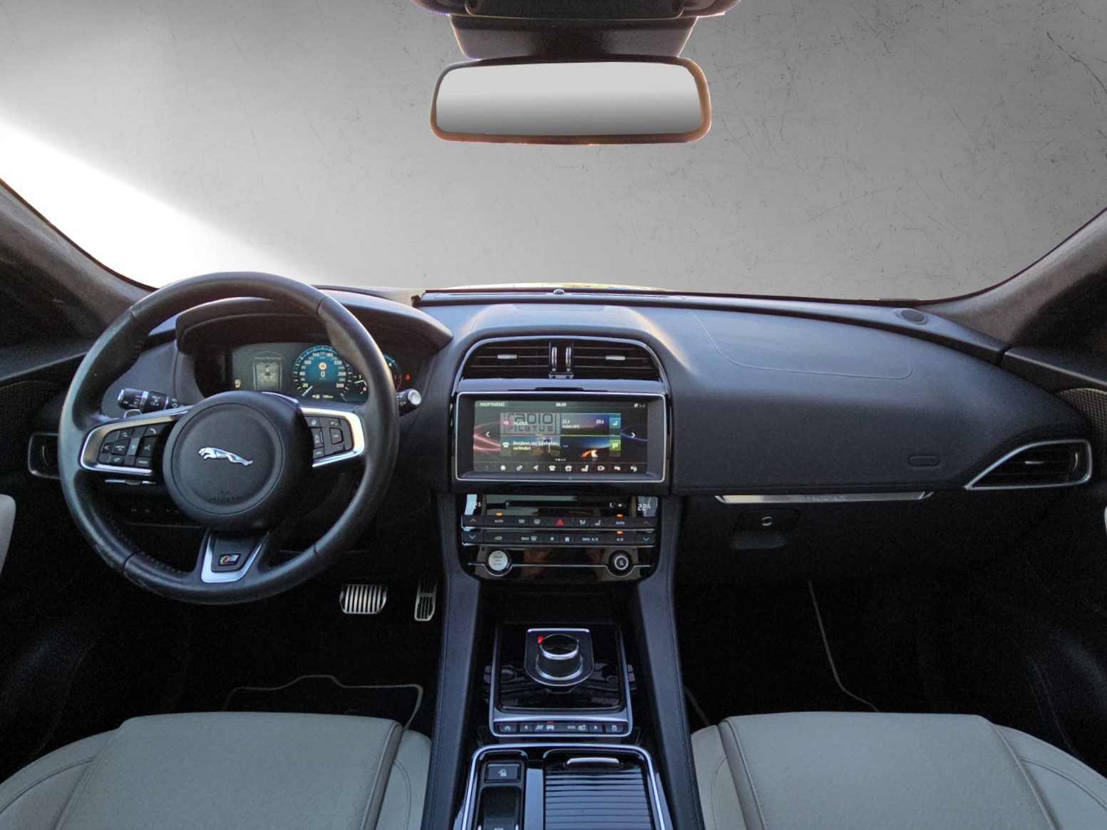 JAGUAR F-Pace 3.0 TD First Edition R-Sport AWD Automatik mit AHK-image-10