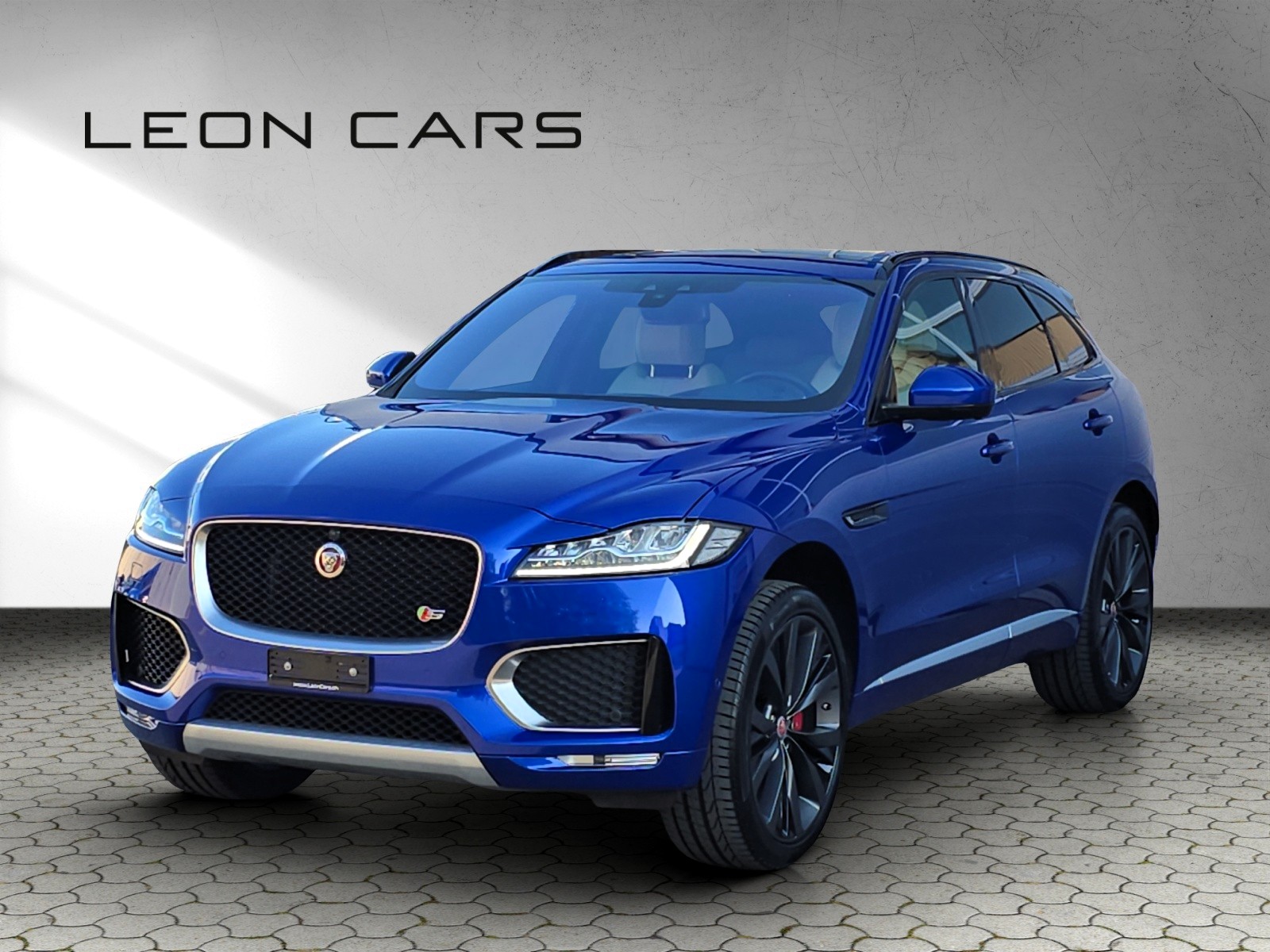 JAGUAR F-Pace 3.0 TD First Edition R-Sport AWD Automatik mit AHK-image-0