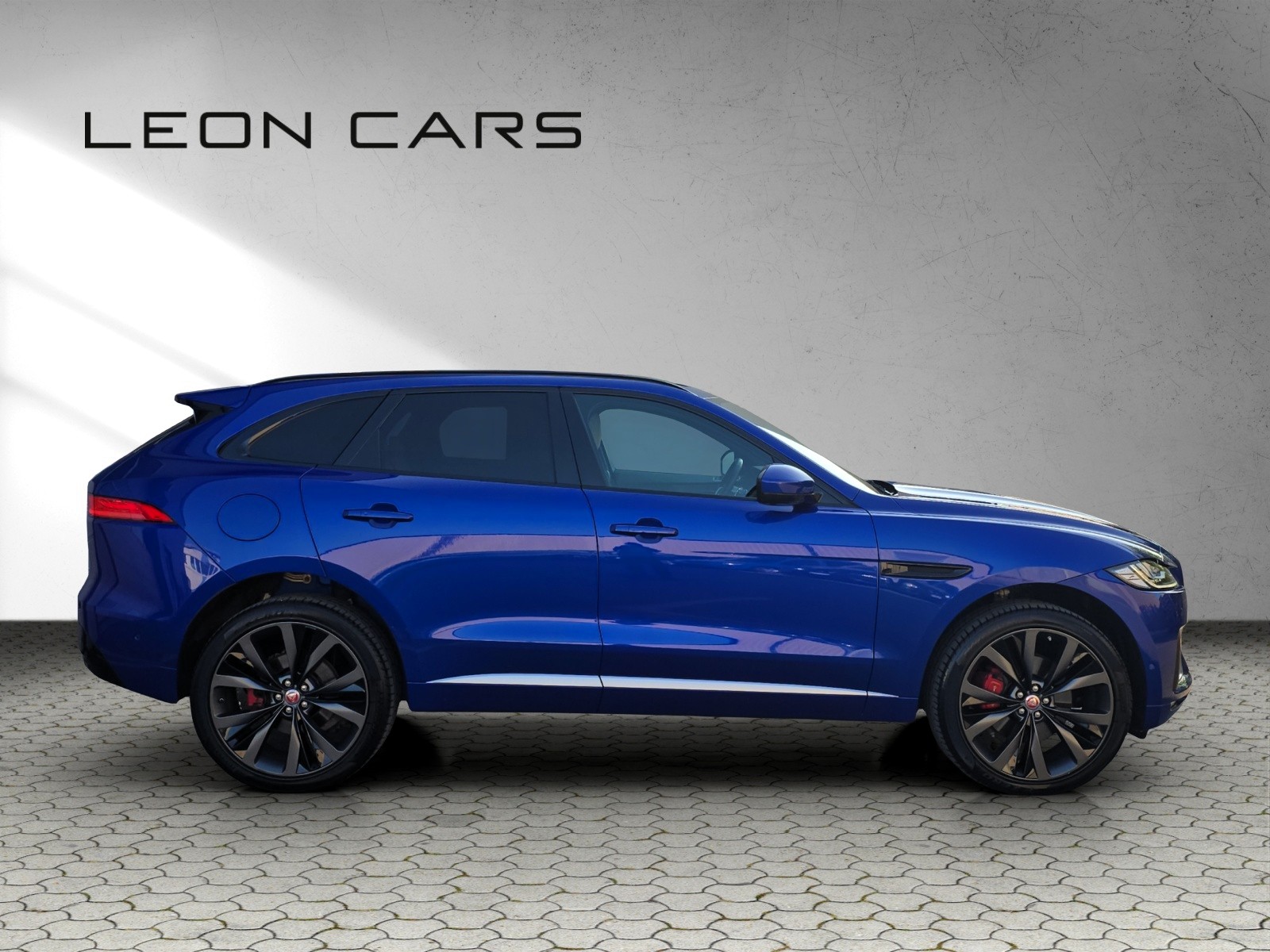 JAGUAR F-Pace 3.0 TD First Edition R-Sport AWD Automatik mit AHK-image-3