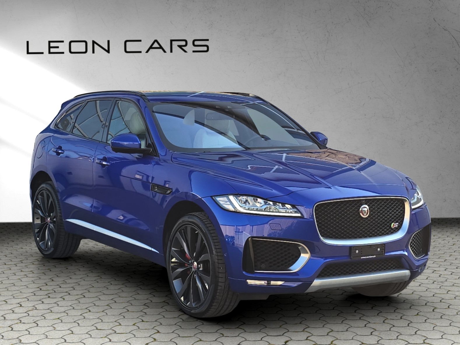 JAGUAR F-Pace 3.0 TD First Edition R-Sport AWD Automatik mit AHK-image-2