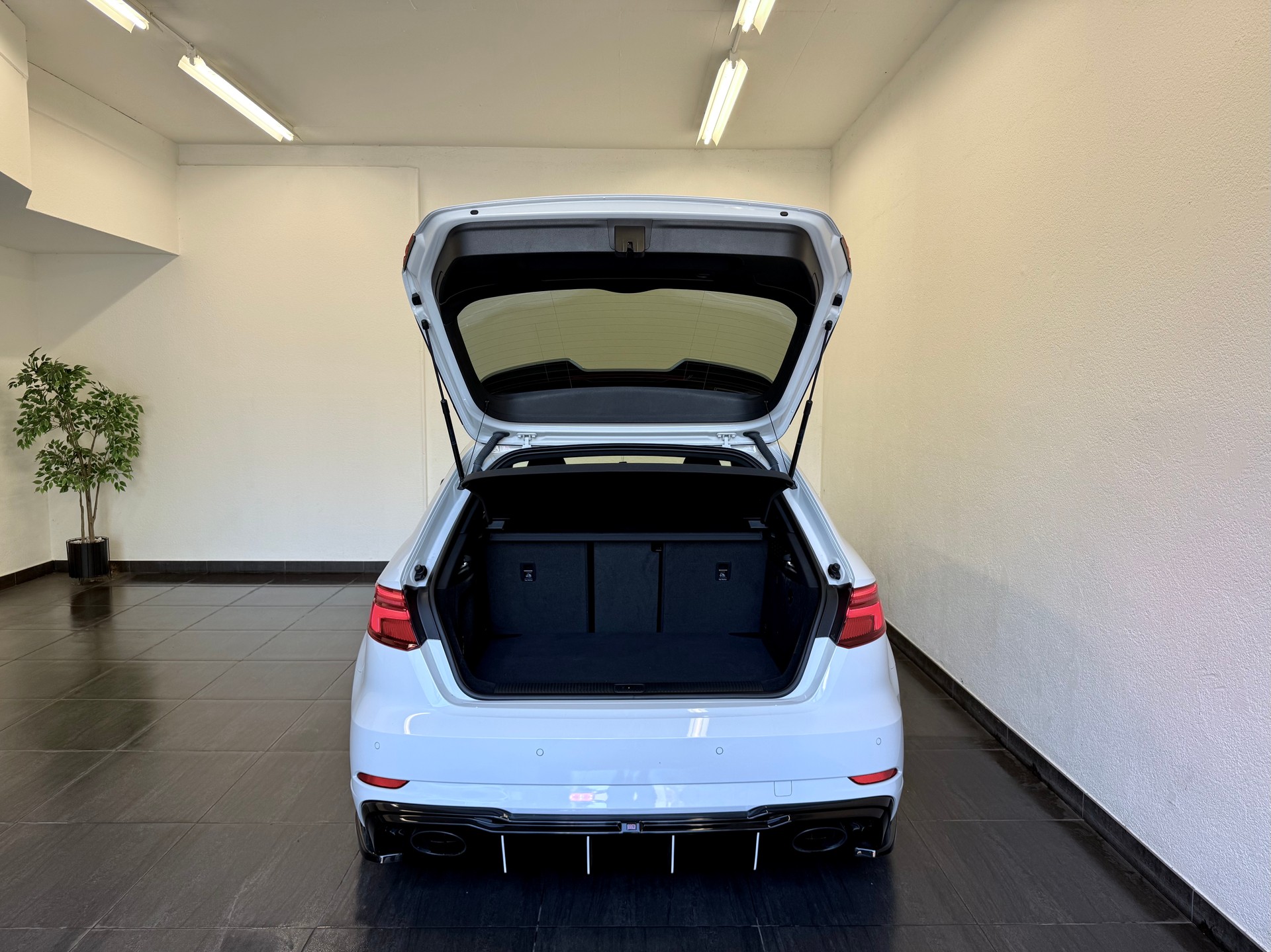 AUDI RS3 Sportback 2.5 TSI quattro S-tronic-image-12