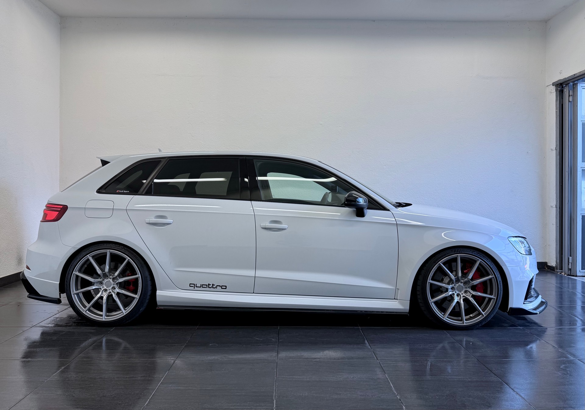 AUDI RS3 Sportback 2.5 TSI quattro S-tronic-image-4