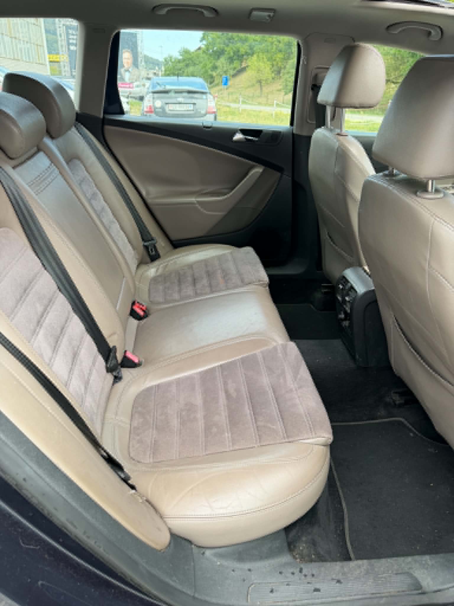 VW Passat Variant 2.0 TDI Sportline 4Motion-image-3