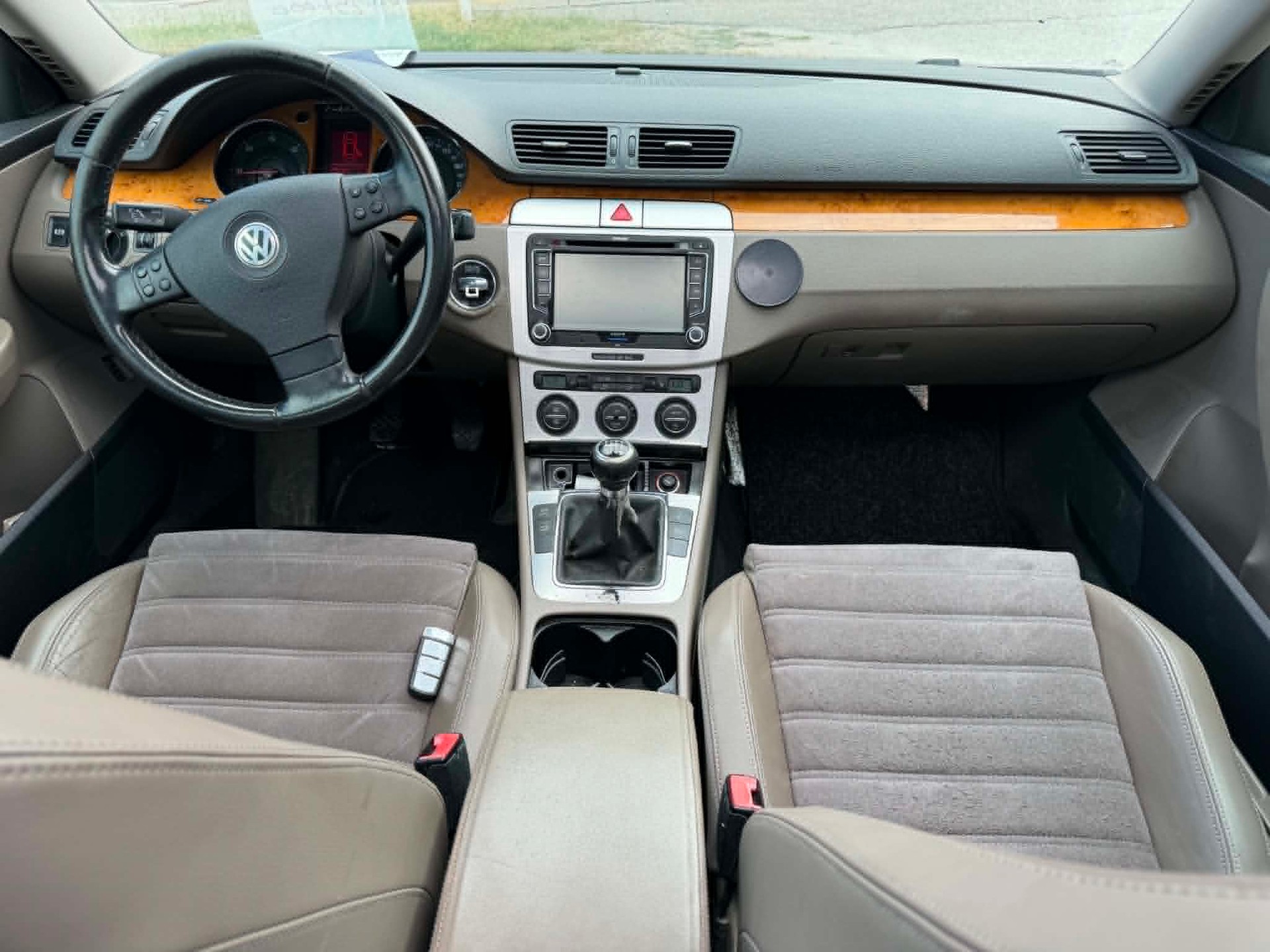 VW Passat Variant 2.0 TDI Sportline 4Motion-image-2