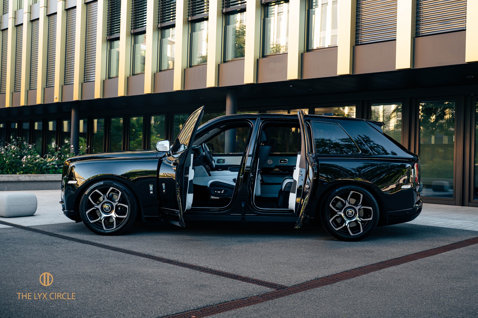 ROLLS-ROYCE Cullinan 6.7 V12 Black Badge-image-6