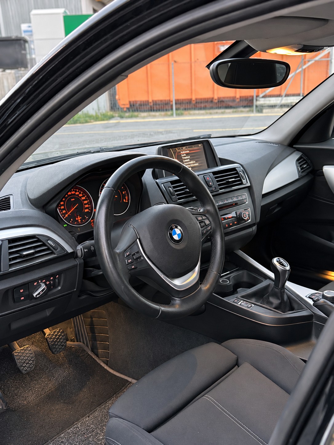BMW 118d Sport Line-image-6