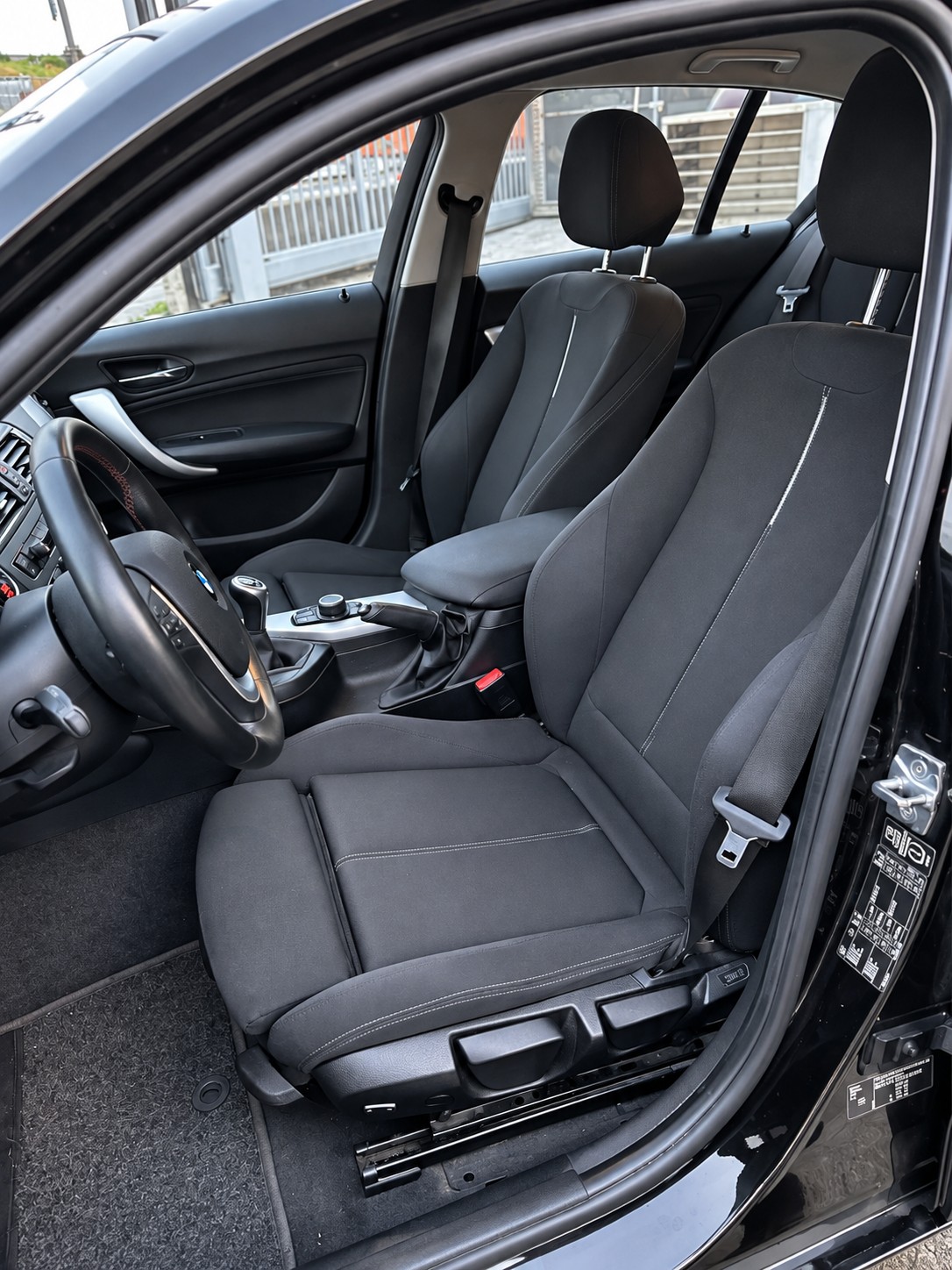 BMW 118d Sport Line-image-7