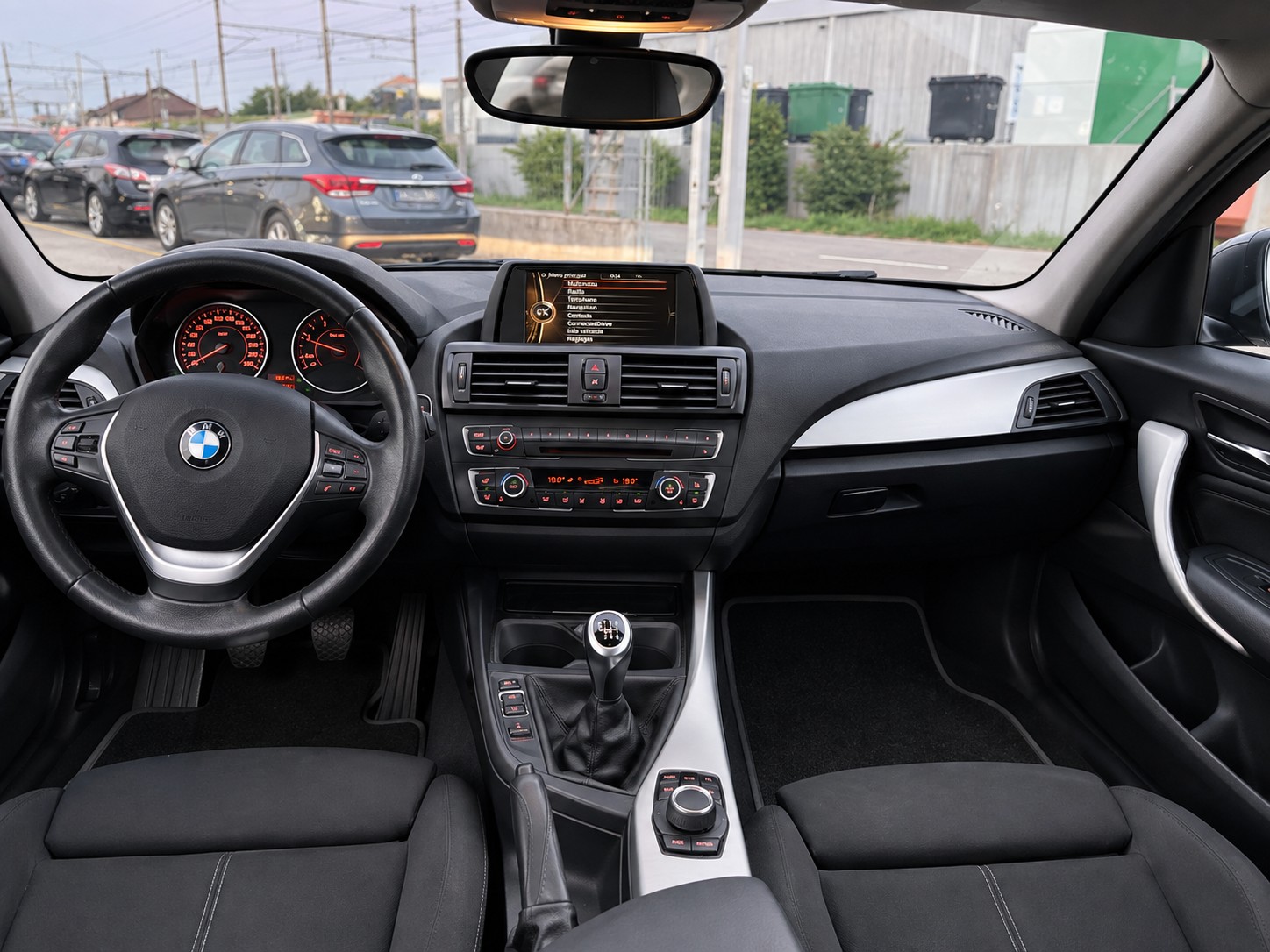 BMW 118d Sport Line-image-8