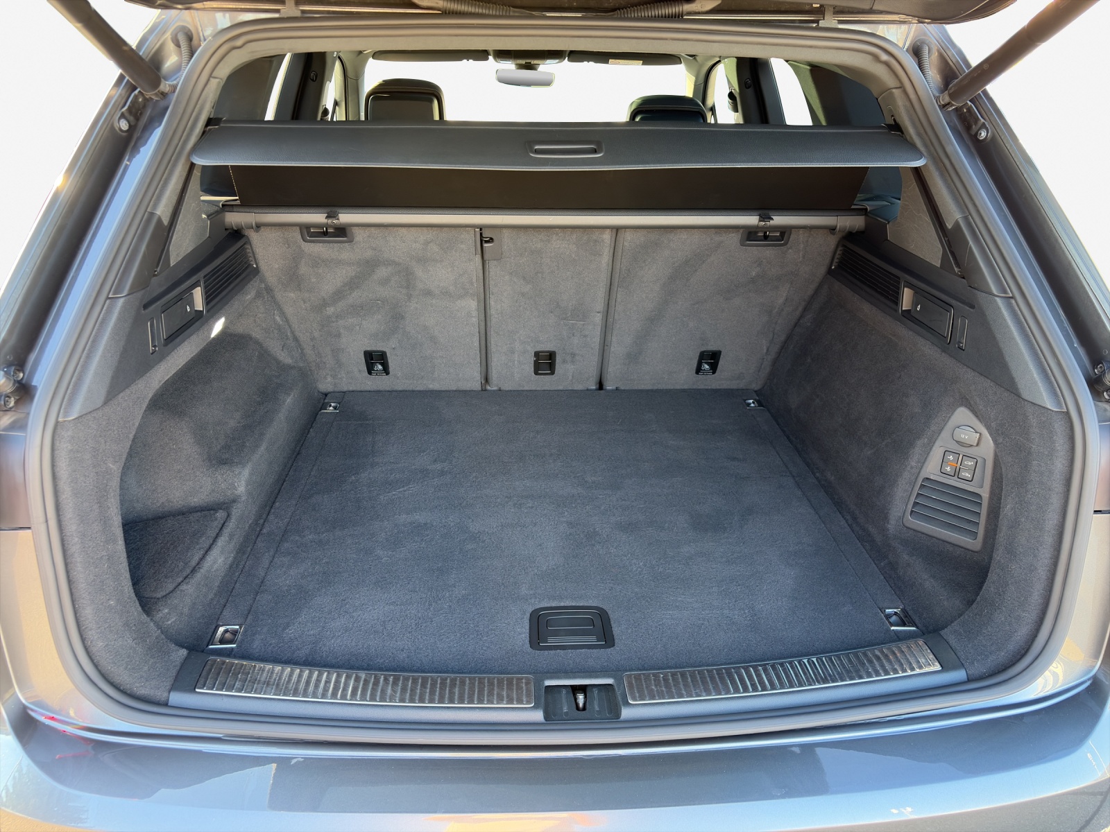 VW Touareg 3.0 TDI R Line Tiptronic-image-12