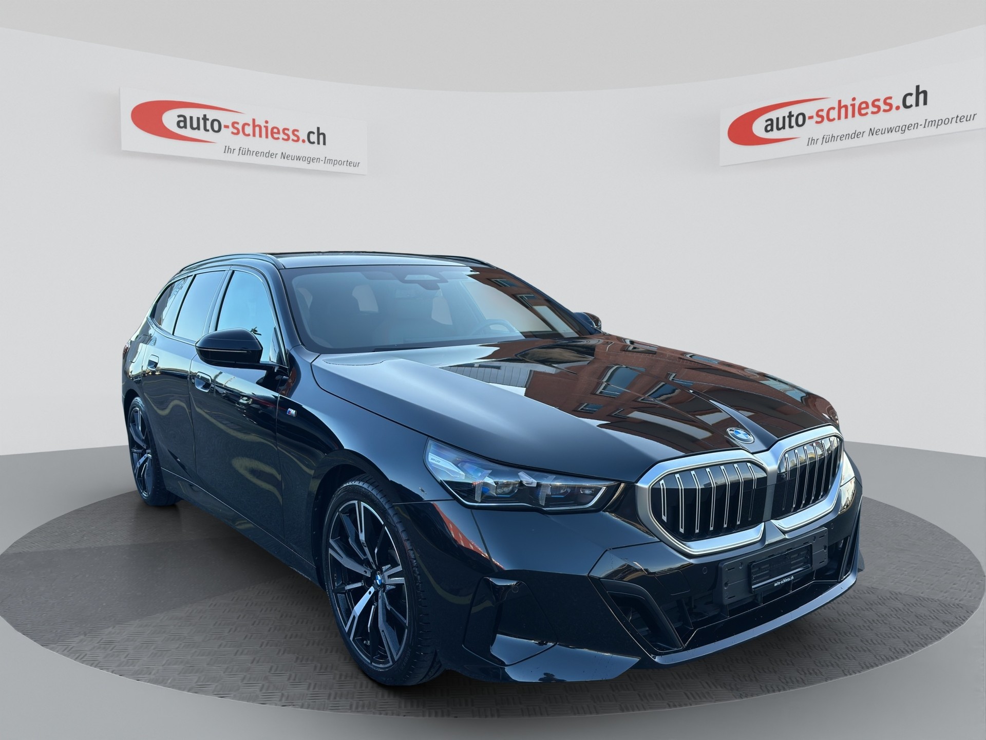 BMW 520d xDrive Touring M Sport Shadow Line-image-0