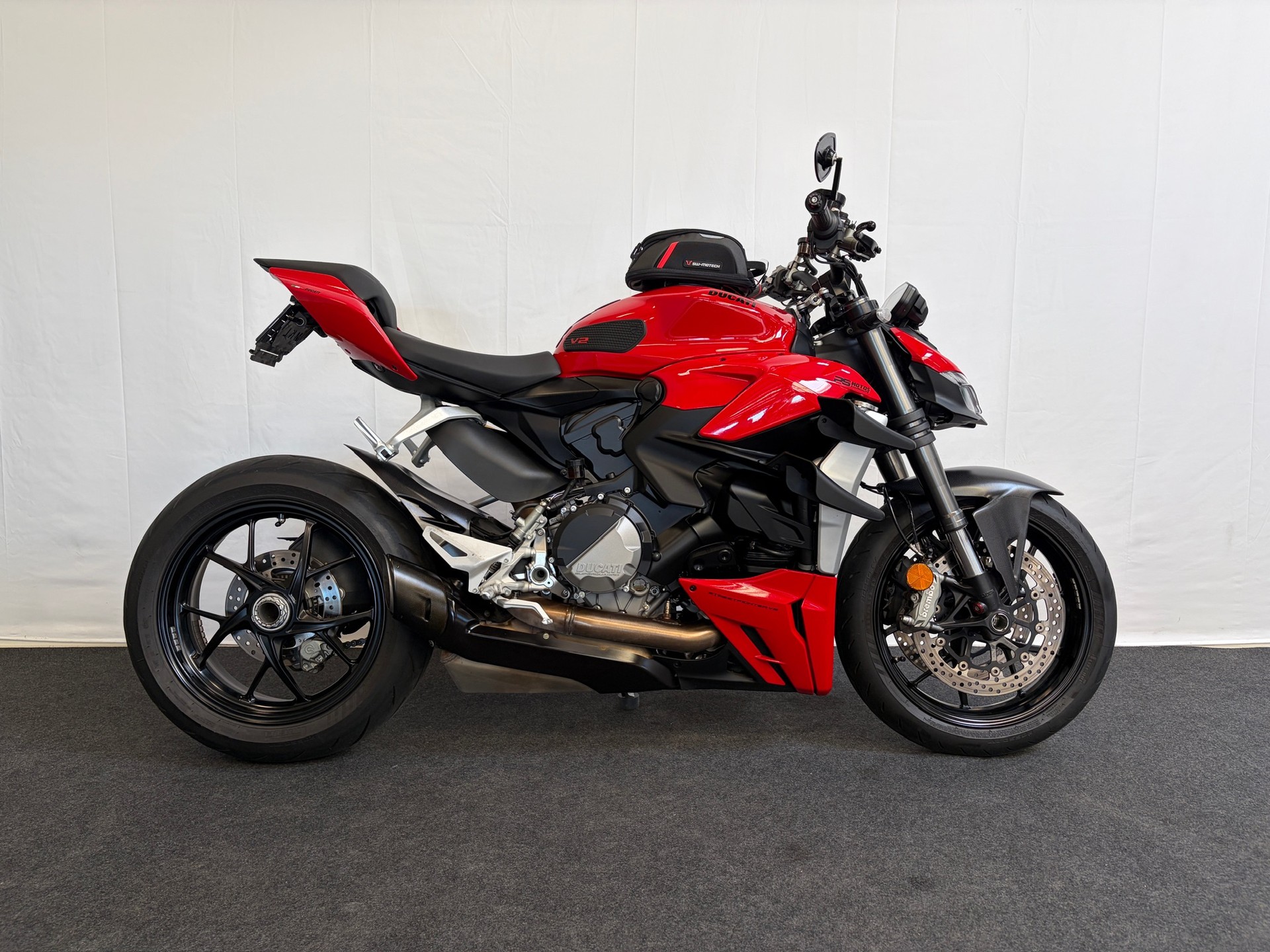 DUCATI Streetfighter V2-showroom-element-1