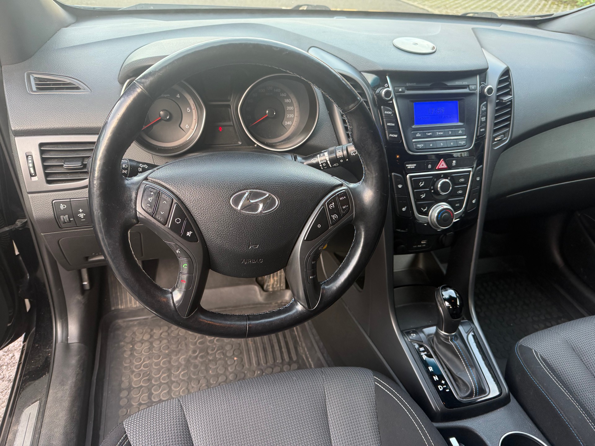HYUNDAI i30 1.6 CRDi GO Automatic DCT-image-10