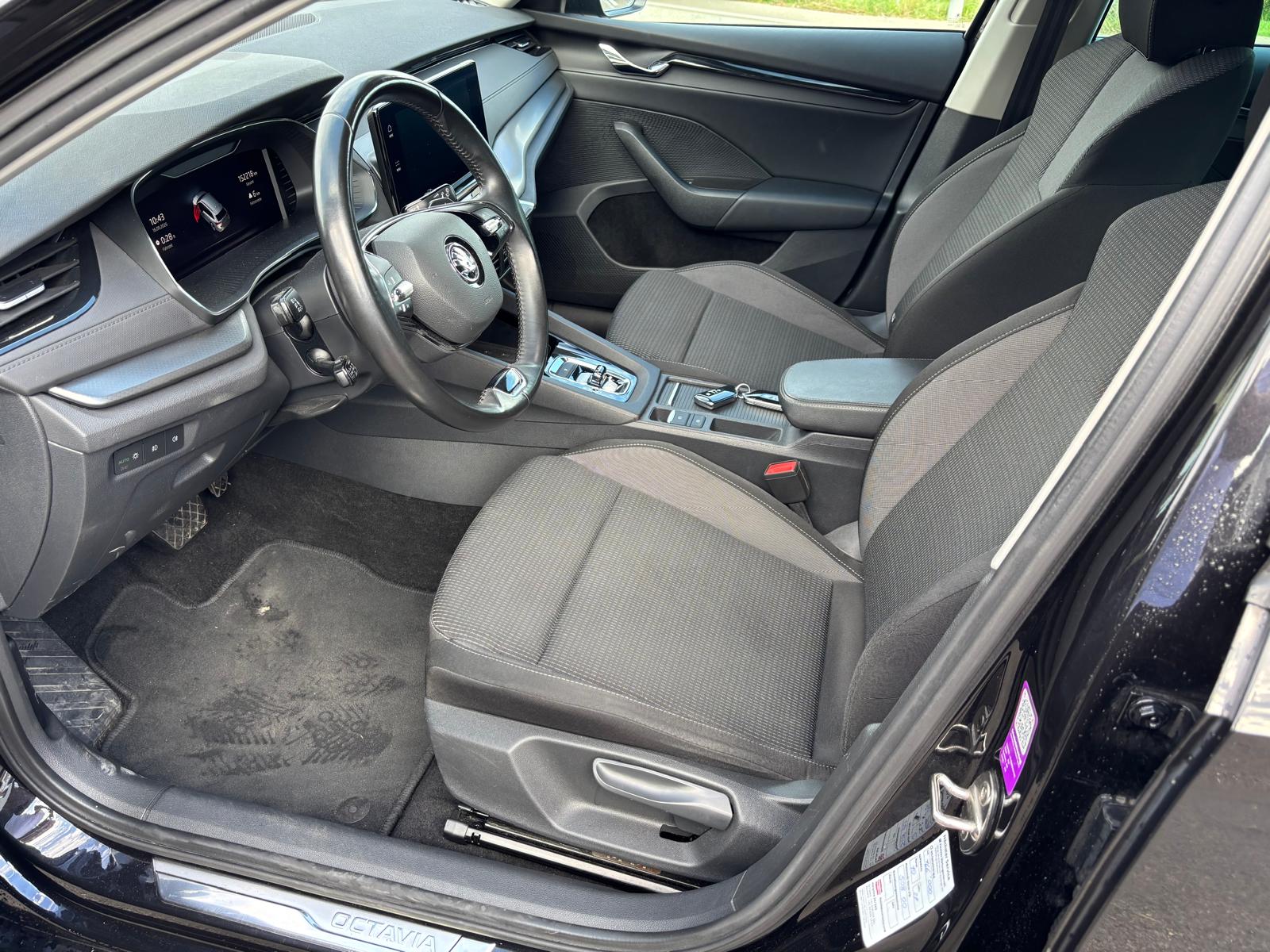 SKODA Octavia Combi 2.0 TDI DSG Ambition-image-9