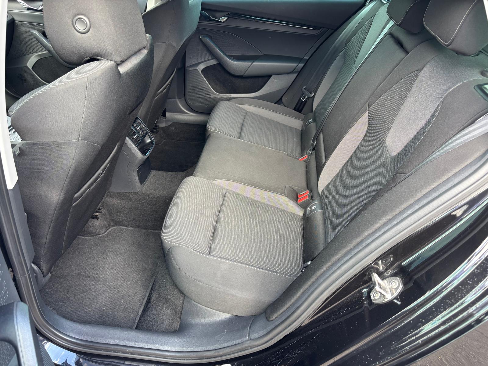 SKODA Octavia Combi 2.0 TDI DSG Ambition-image-10