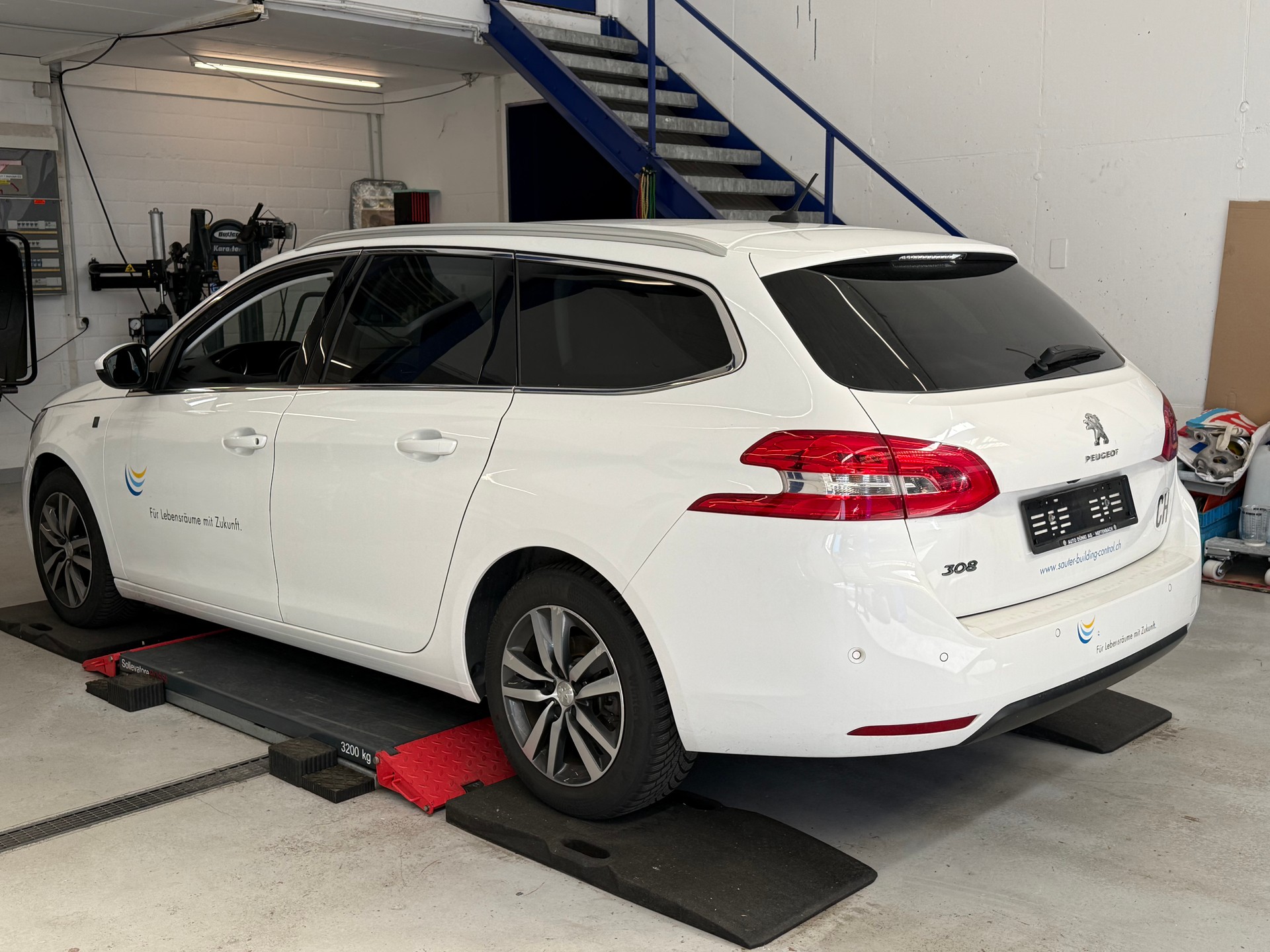 PEUGEOT 308 SW 1.5 BlueHDI Tech Edition EAT8-image-2