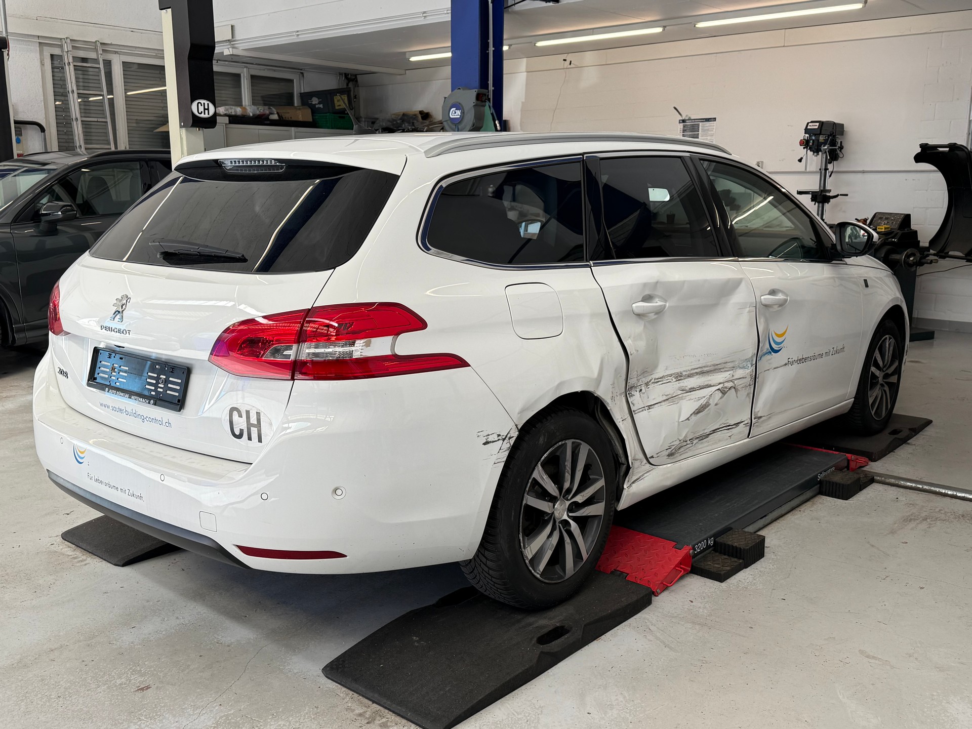 PEUGEOT 308 SW 1.5 BlueHDI Tech Edition EAT8-image-4