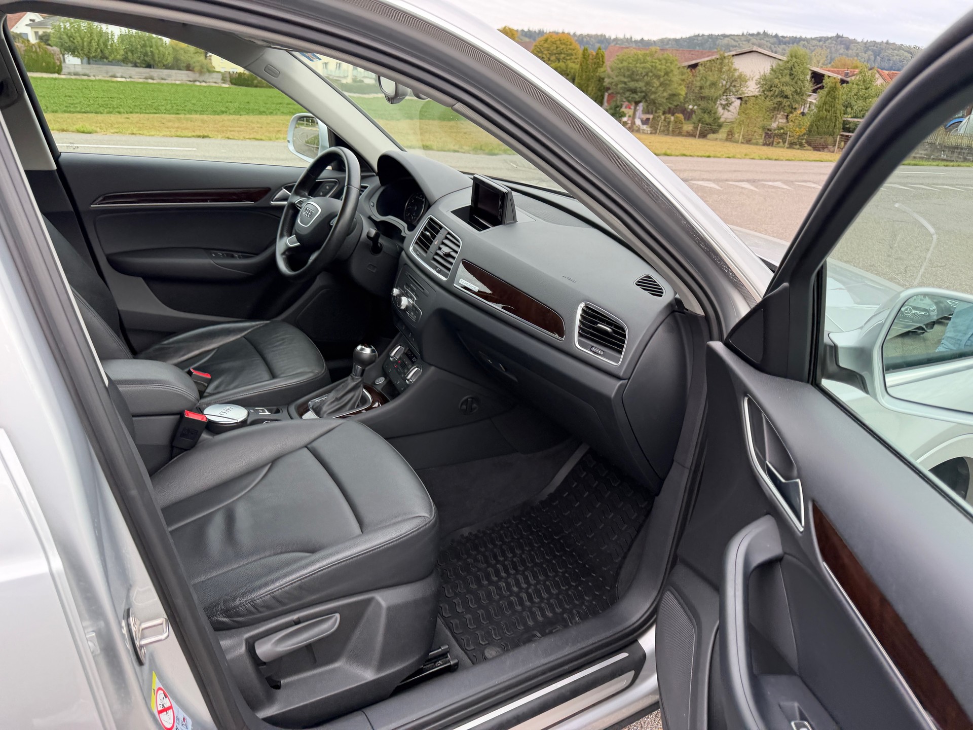 AUDI Q3 2.0 TFSI quattro S-tronic-image-10