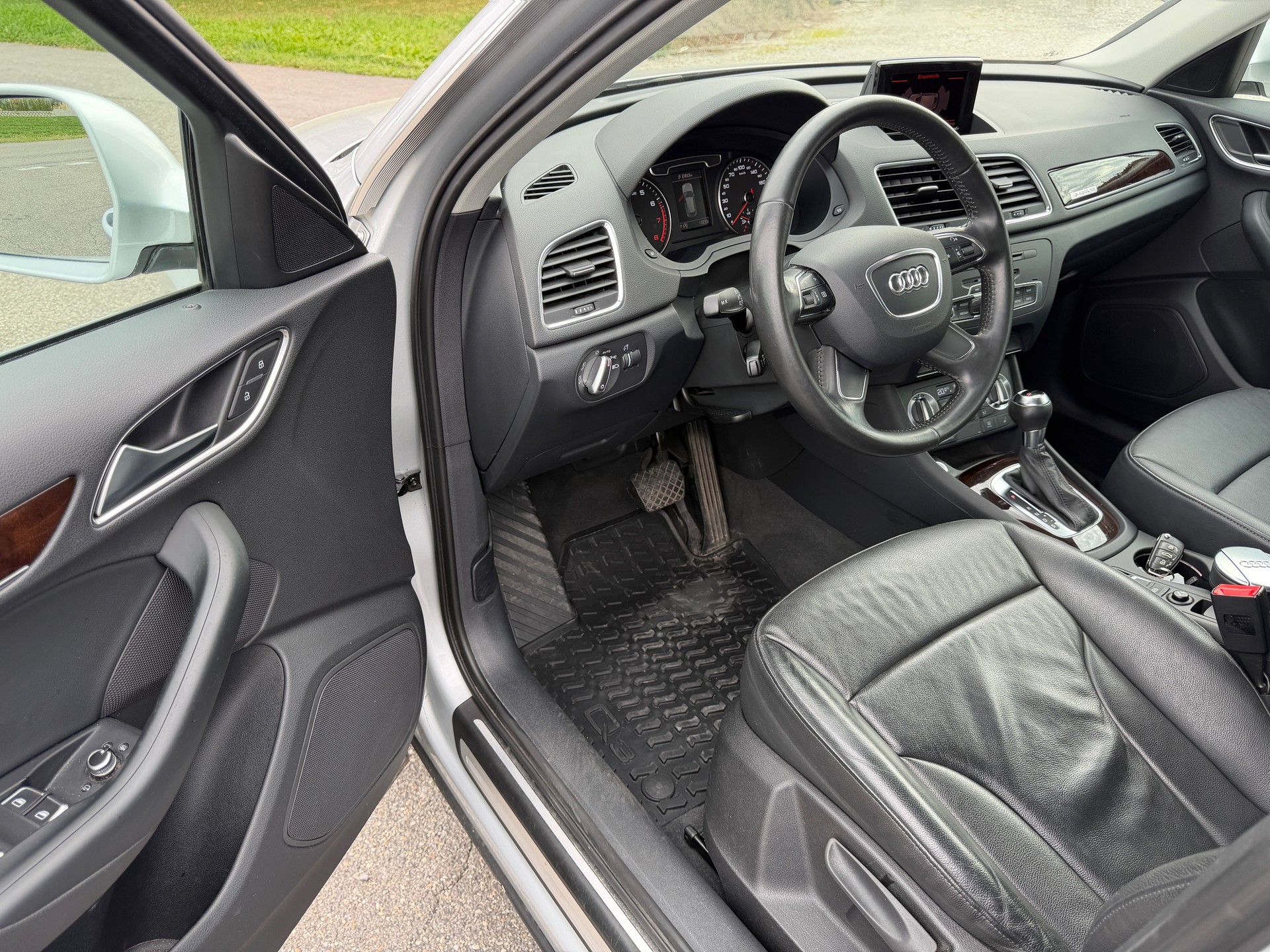AUDI Q3 2.0 TFSI quattro S-tronic-image-7