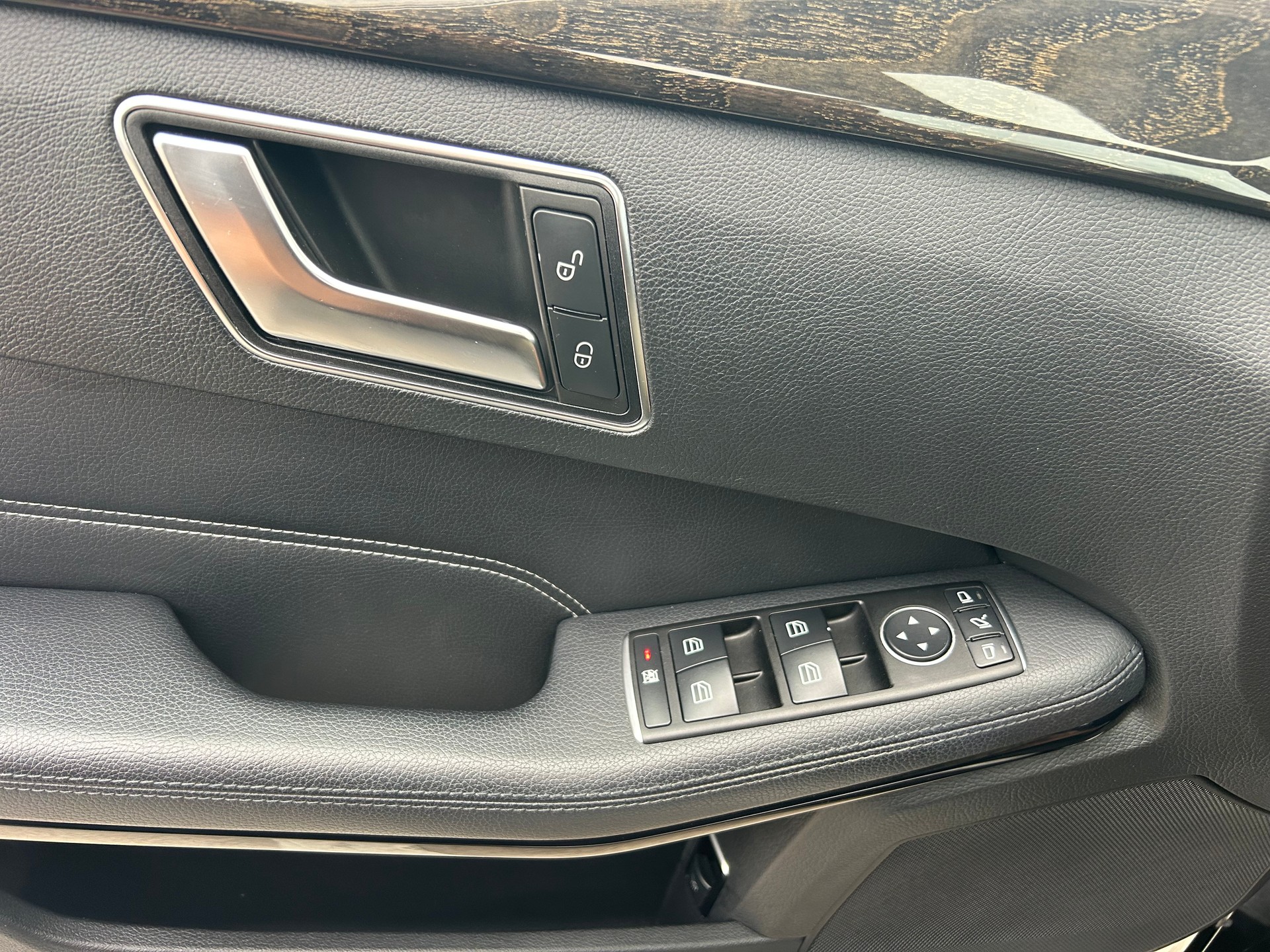 MERCEDES-BENZ E 350 BlueTEC Avantgarde 4Matic 7G-Tronic-image-12