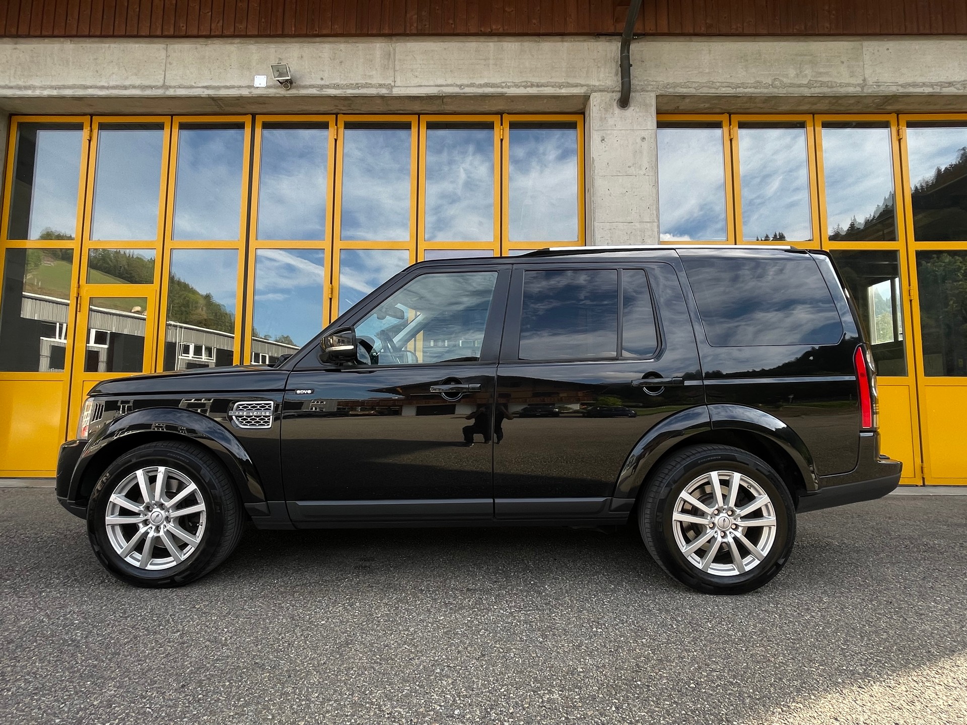 LAND ROVER Discovery 3.0 SDV6 HSE Luxury Automatic-image-1