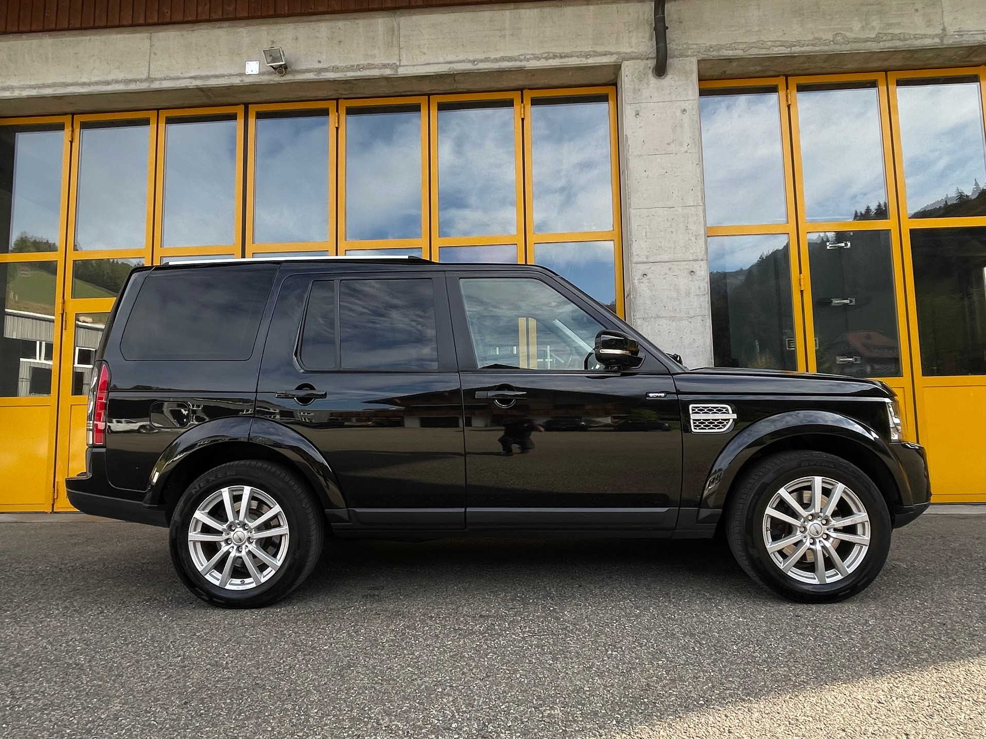 LAND ROVER Discovery 3.0 SDV6 HSE Luxury Automatic-image-5