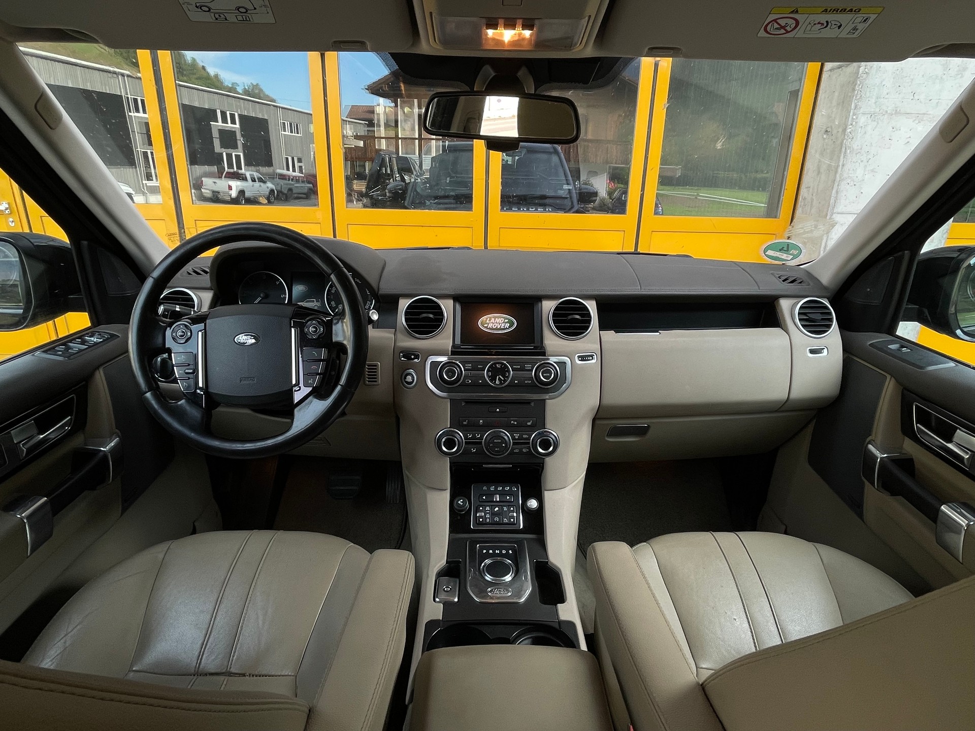 LAND ROVER Discovery 3.0 SDV6 HSE Luxury Automatic-image-12