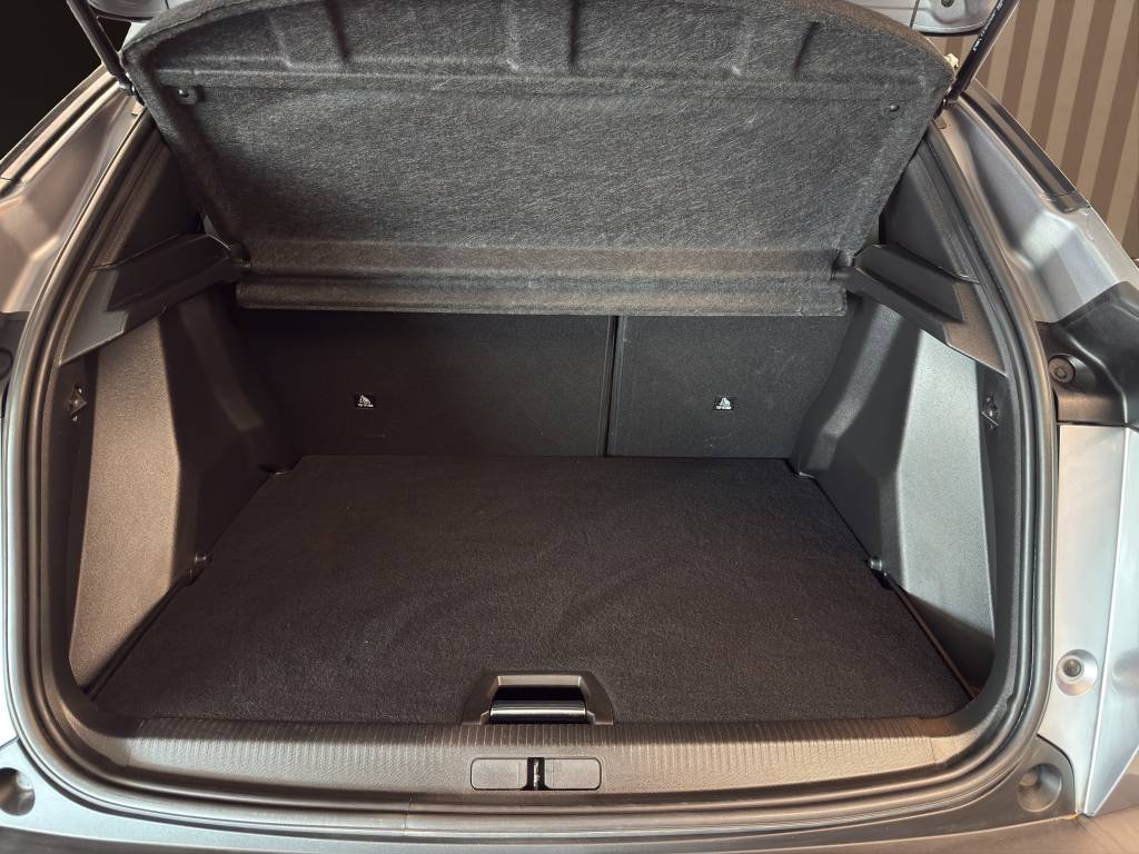 PEUGEOT 2008 1.2 PureTech Allure Pack EAT8-image-8
