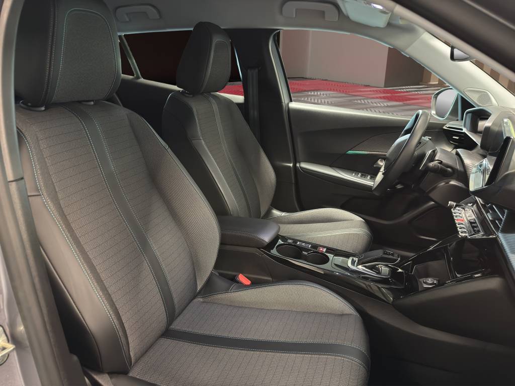 PEUGEOT 2008 1.2 PureTech Allure Pack EAT8-image-6