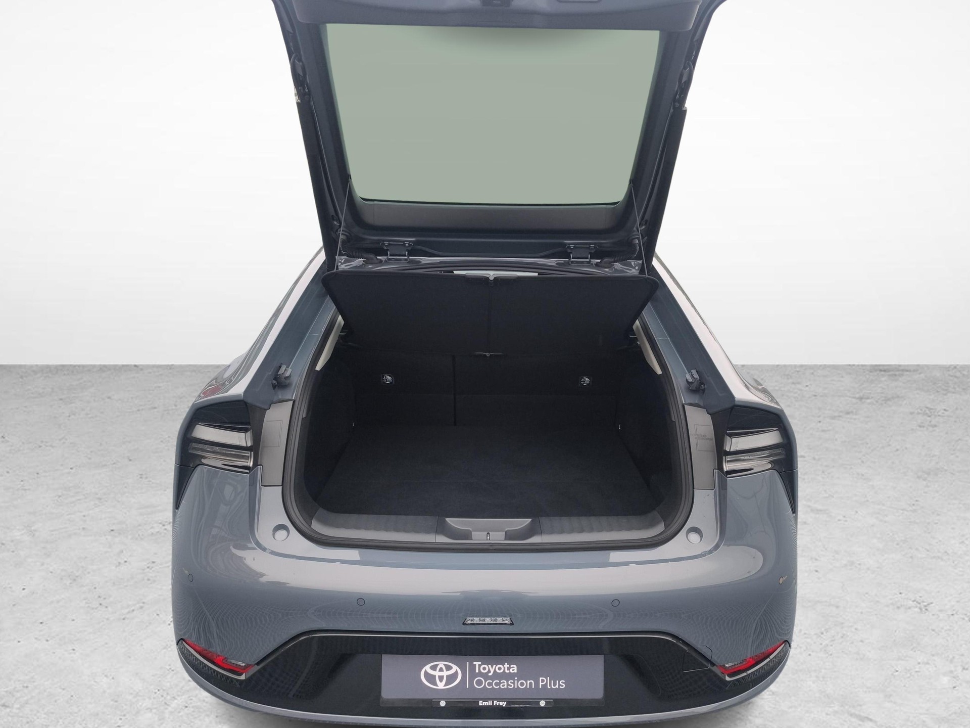 TOYOTA Prius 2.0 Plug-In-Hybrid Style-image-9