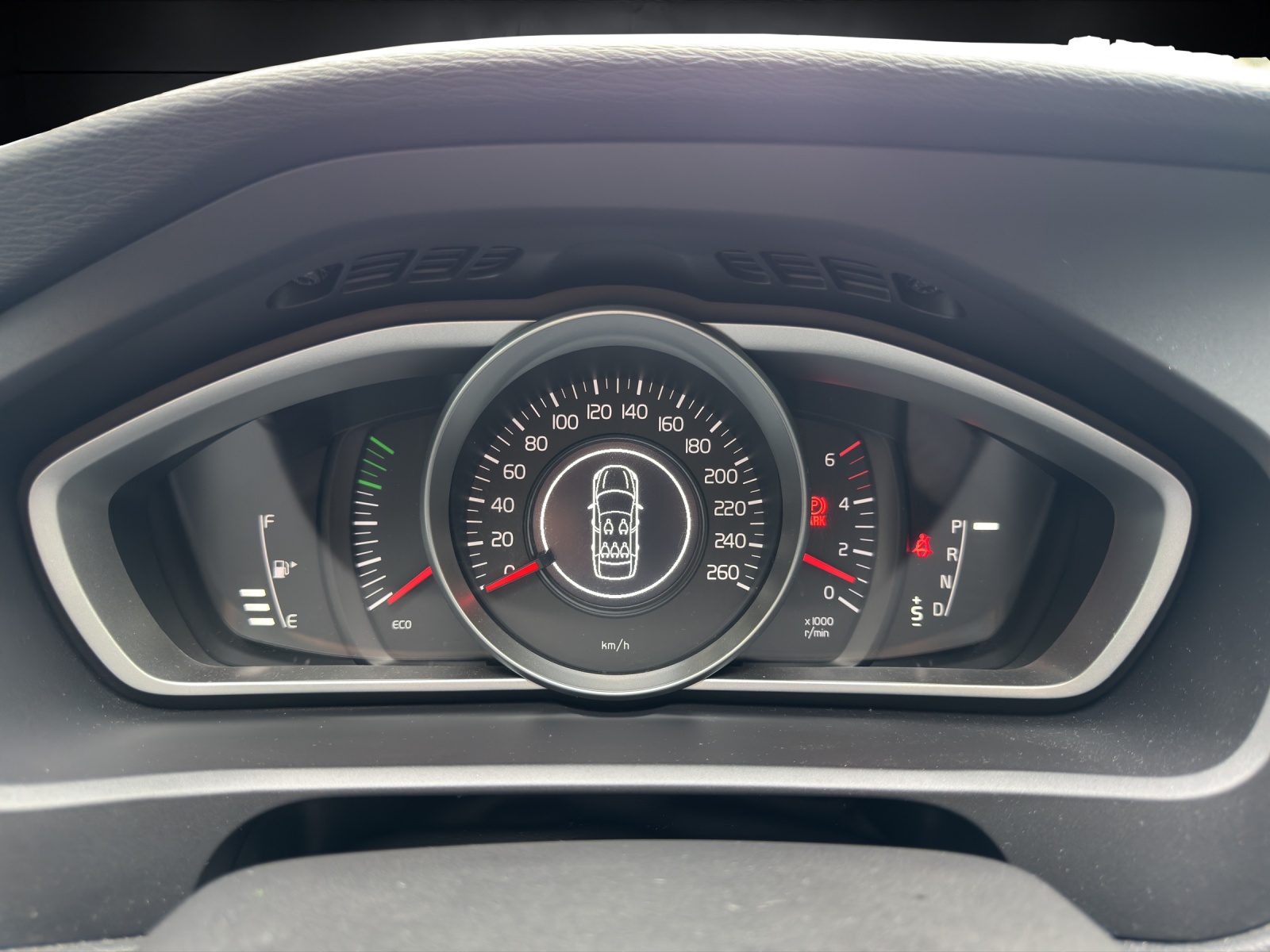 VOLVO V40 D3 Kinetic-image-11