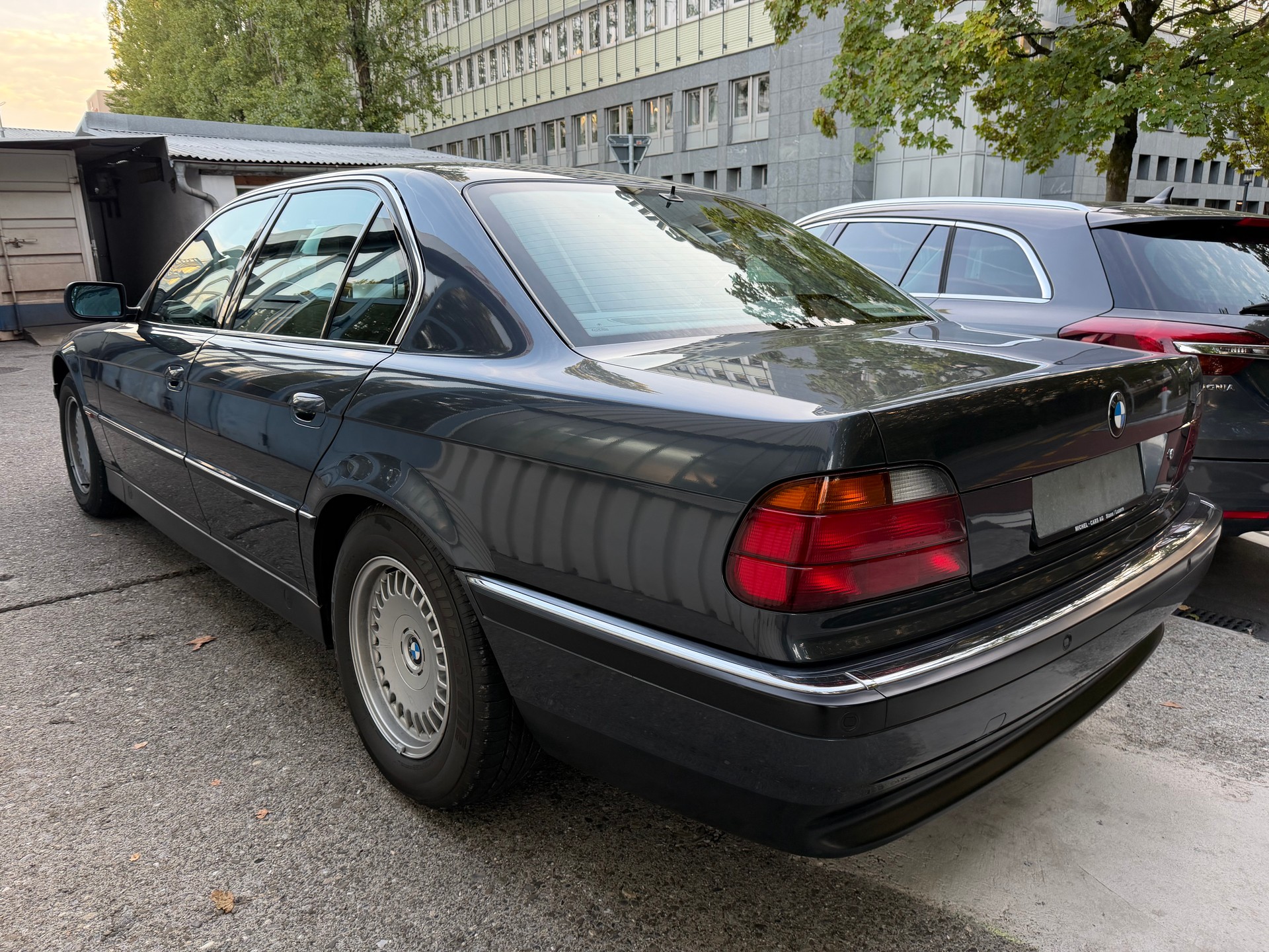 BMW 750i-image-3