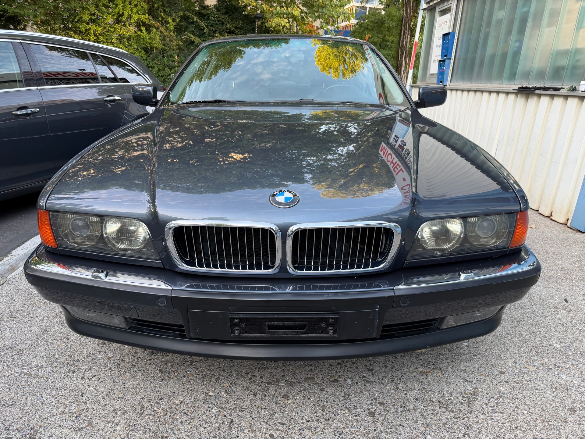 BMW 750i-image-4