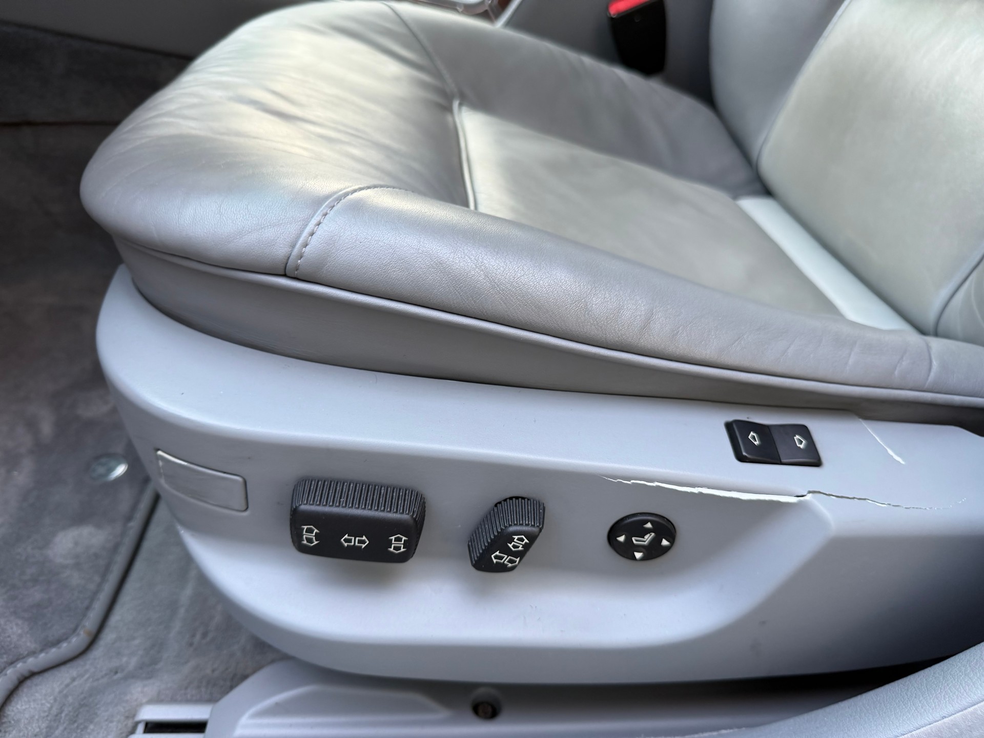 BMW 750i-image-9